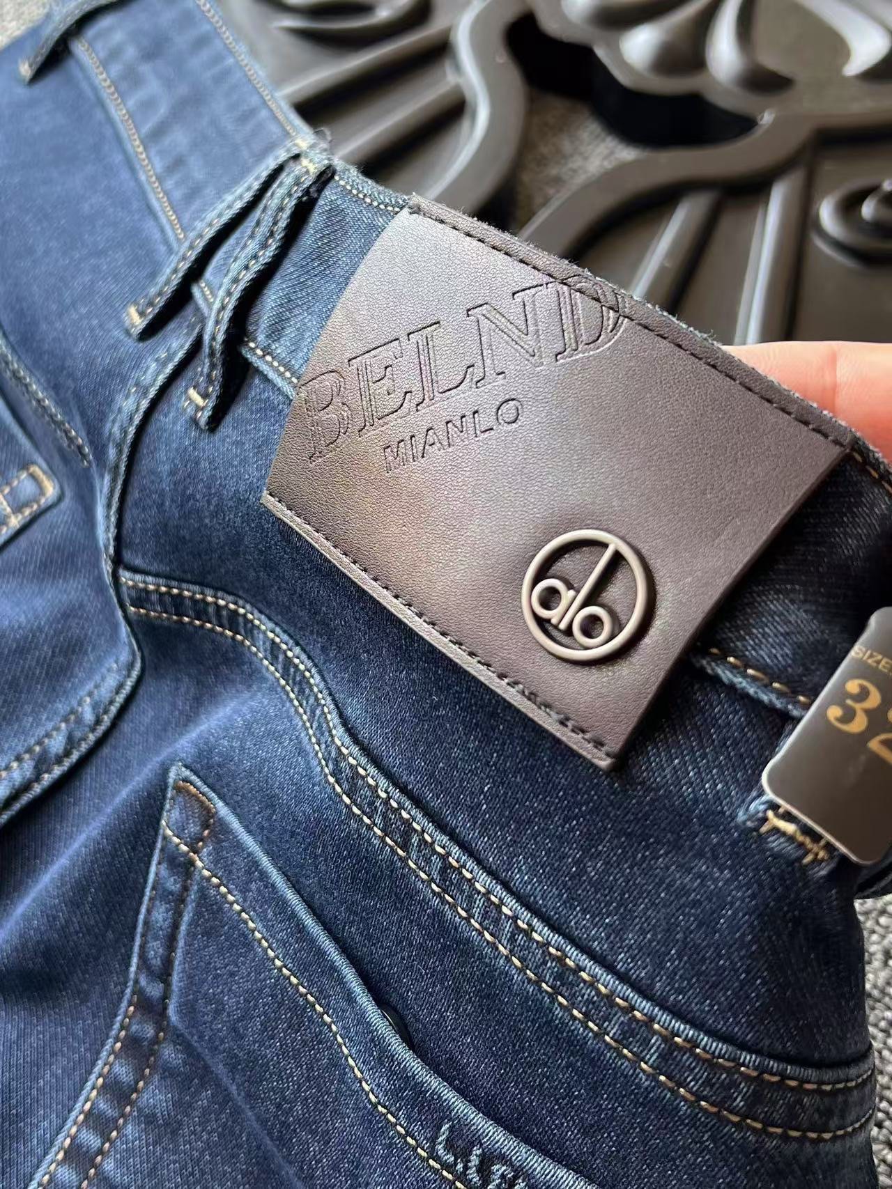 版本🐮货 💰230 专柜顶级牛仔裤！
💥人气爆款！Alo&Lululemon联名合作款商务休闲牛仔裤！恒隆在售万元级，款号：6808 

露露&阿洛今年最新精梳牛仔面料，优选特级新疆长绒棉，经过纯天然碱性水洗工艺，摸起来极强的棉质反馈感，特调精致牛仔蓝色调，高级百搭！

细节细节再细节！alo&lulu商场新品水洗蓝牛仔裤！裤前多层次立体打磨工艺，层次立体感分明，腰口浮雕alo钨钢金属高级棕皮标！口袋边缘高频立体lulu标识，细节感很到位！内里包边包条精湛做工，业界天花板！

全球首发新品！水洗国内外专柜热销爆款牛仔裤！自穿精致，送人价值高！无压力驾驭任何大型商务场合以及高端私人会所！强烈推荐入手！
尺码：30-38