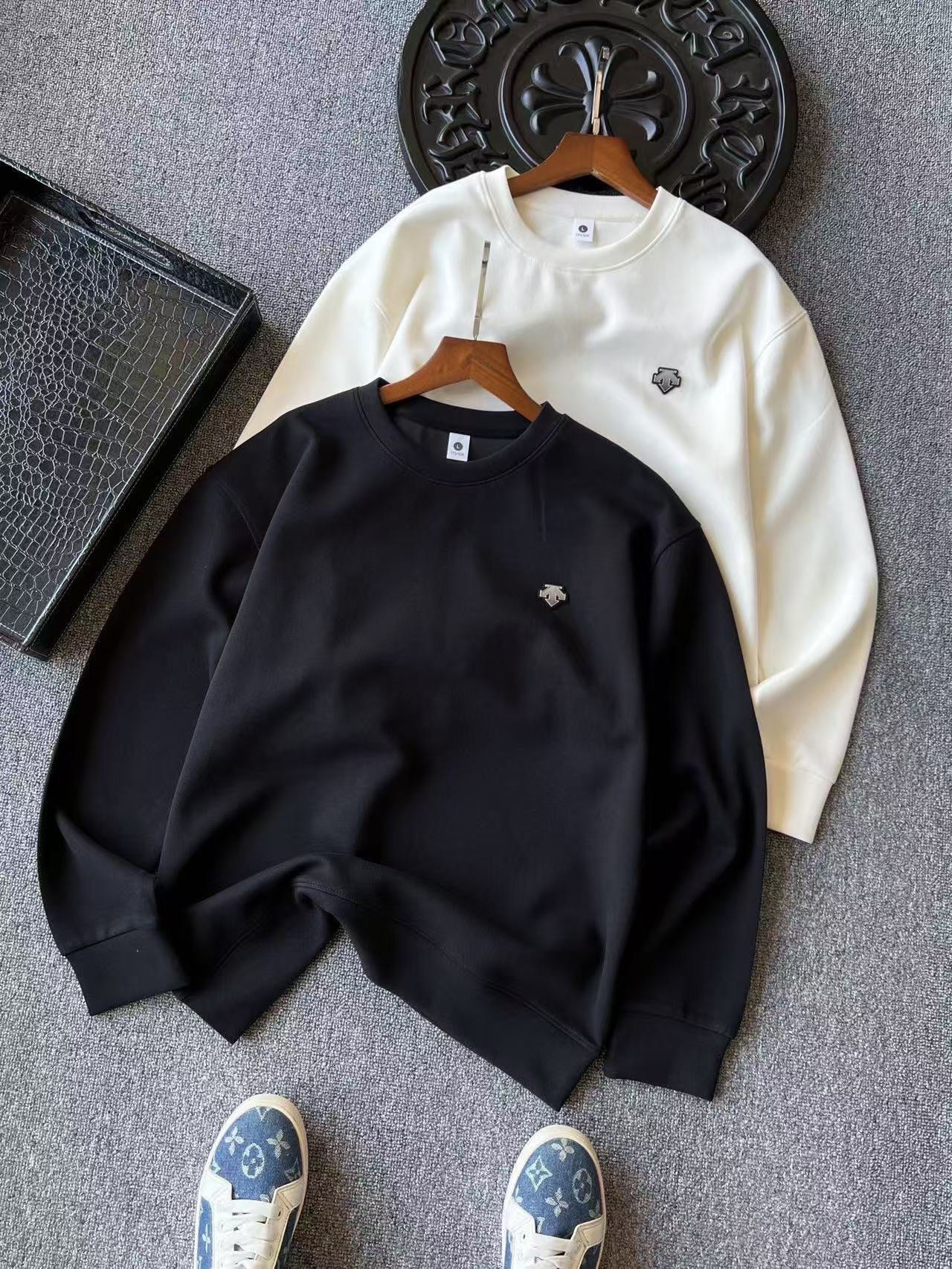 💰200
DESCENTE/迪桑特专柜新品高奢空气棉圆领卫衣！

迪桑特家今年最新研发60支340g空气棉面料！表层带蜂窝纺织肌理，内里牛奶丝处理，触感亲肤，上身舒服，垂感极好！整体视觉效果彰显专柜高奢质感！

细节细节再细节！DESCENTE家专柜新品高奢圆领卫衣！全身精致简约，纯正牛奶白以及高级黑配色！胸前亚格力钨钢金属迪桑特T标，轮廓镶嵌硅胶环绕，十分精致！所有拼接接缝处全部做了双针压线，精湛做工天花板！

国内外专柜热销爆款卫衣！男女同款在售，不管是自穿还是馈赠都是王者级之选！无压力驾驭任何大型商务场合！强烈推荐入手！
尺码：M-3XL（情侣款）