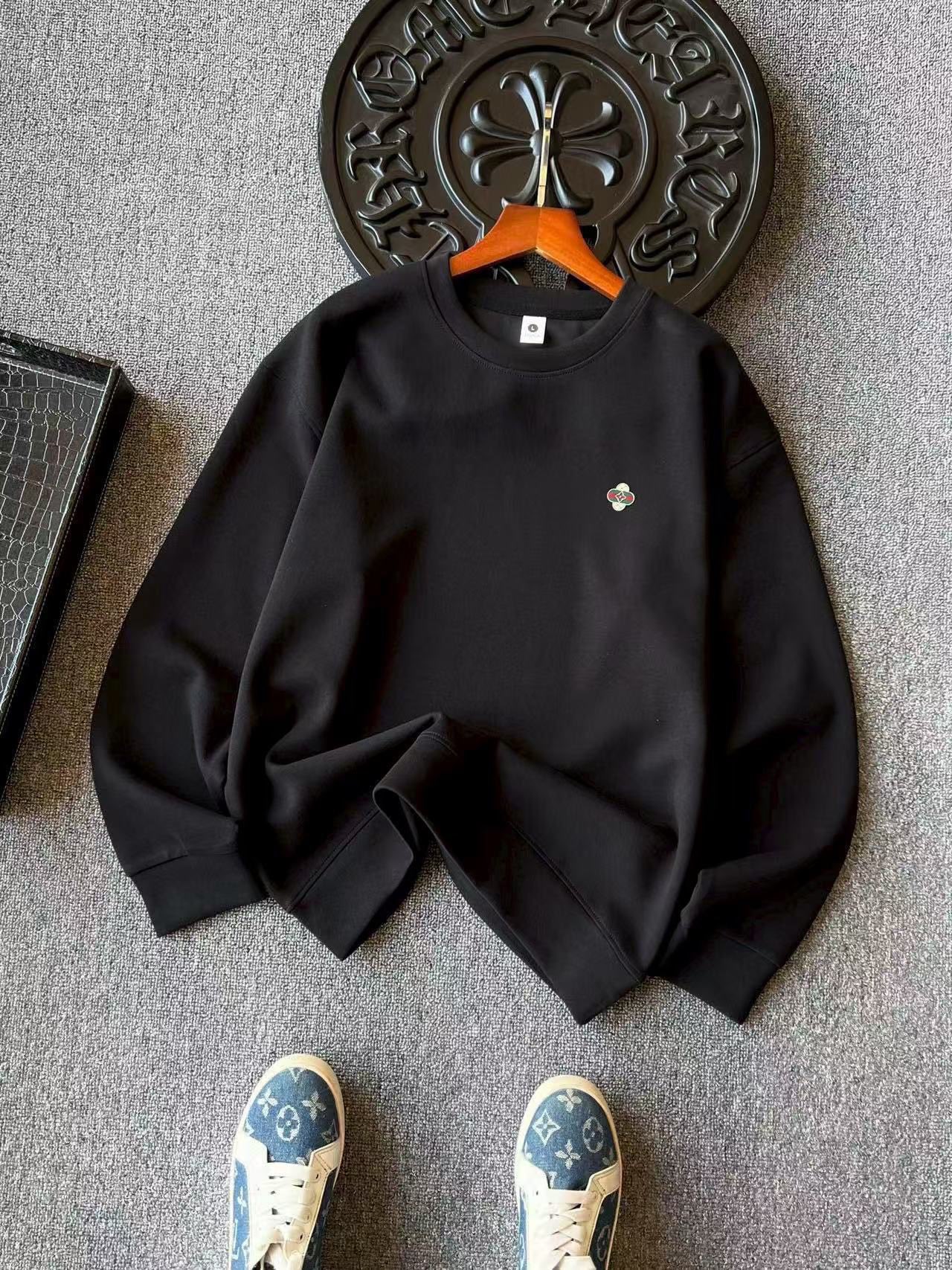 💰195
Louis Vuitton/LV路易斯威登新品高奢空气棉圆领卫衣！

LV家今年最新研发60支340g空气棉面料！表层带蜂窝纺织肌理，内里牛奶丝处理，触感亲肤，上身舒服，垂感极好！整体视觉效果彰显专柜高奢质感！

细节细节再细节！LV路易斯威登四叶草专柜新品高奢圆领卫衣！全身精致简约，纯正牛奶白以及石墨黑！胸前老花采用进口TPU金属拉丝，内里红绿织布基底，镶嵌立体浮雕四叶草，精致感满满！所有拼接接缝处全部做了双针压线，精湛做工天花板！

国内外专柜热销爆款卫衣！男女同款在售，不管是自穿还是馈赠都是王者级之选！无压力驾驭任何大型商务场合！强烈推荐入手！
尺码：M-3XL（情侣款）