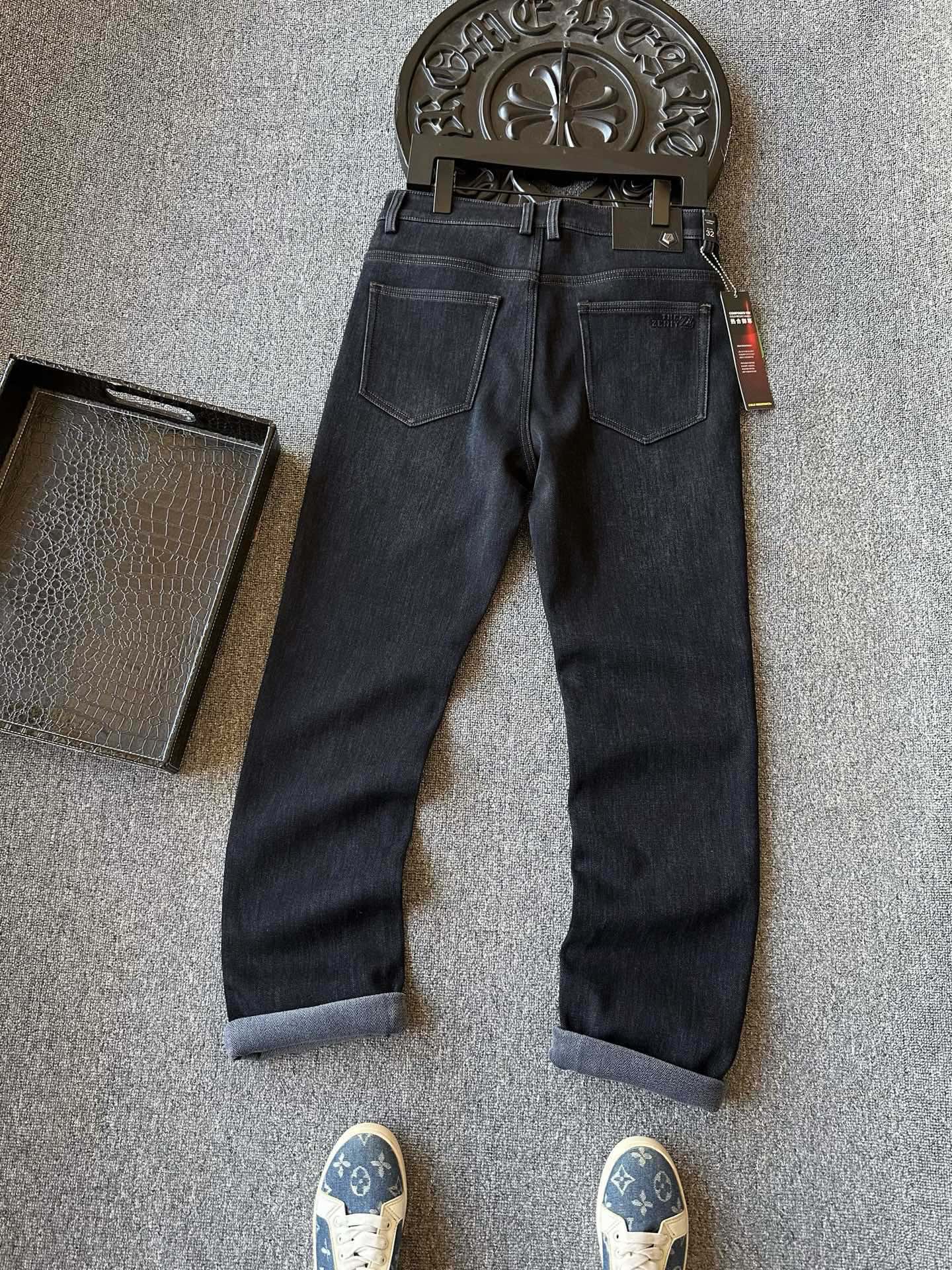 版本🐮货 💰260 顶级加绒牛仔裤！
💥人气爆款！Zegna/杰尼亚家轻奢商务天丝莱赛尔加绒牛仔裤！恒隆在售万元级，款号：8109 

杰尼亚家今年优选特级天丝莱赛尔纤维牛仔面料，摸起来手感特别细腻，纯天然碱性磷酸酶水洗工艺，深蓝色的高级色调中带有黑色质感！内里做了加绒设计，接触肌肤特别舒服，寒冷的清晨上身暖心一整天！

细节细节再细节！Zegna家商场新款加绒牛仔裤！裤前层次立体纱洗工艺，又保持了整体质感！腰口杰尼亚金属Z标识皮标，口袋做了高频凹凸工艺内嵌式杰尼亚ZZ标识，十分精致！

全球首发新品！国内外专柜热销爆款加绒牛仔裤！自穿享受品质，送人价值高！无压力驾驭任何大型商务场合以及高端私人会所！强烈推荐入手！
尺码：30-38