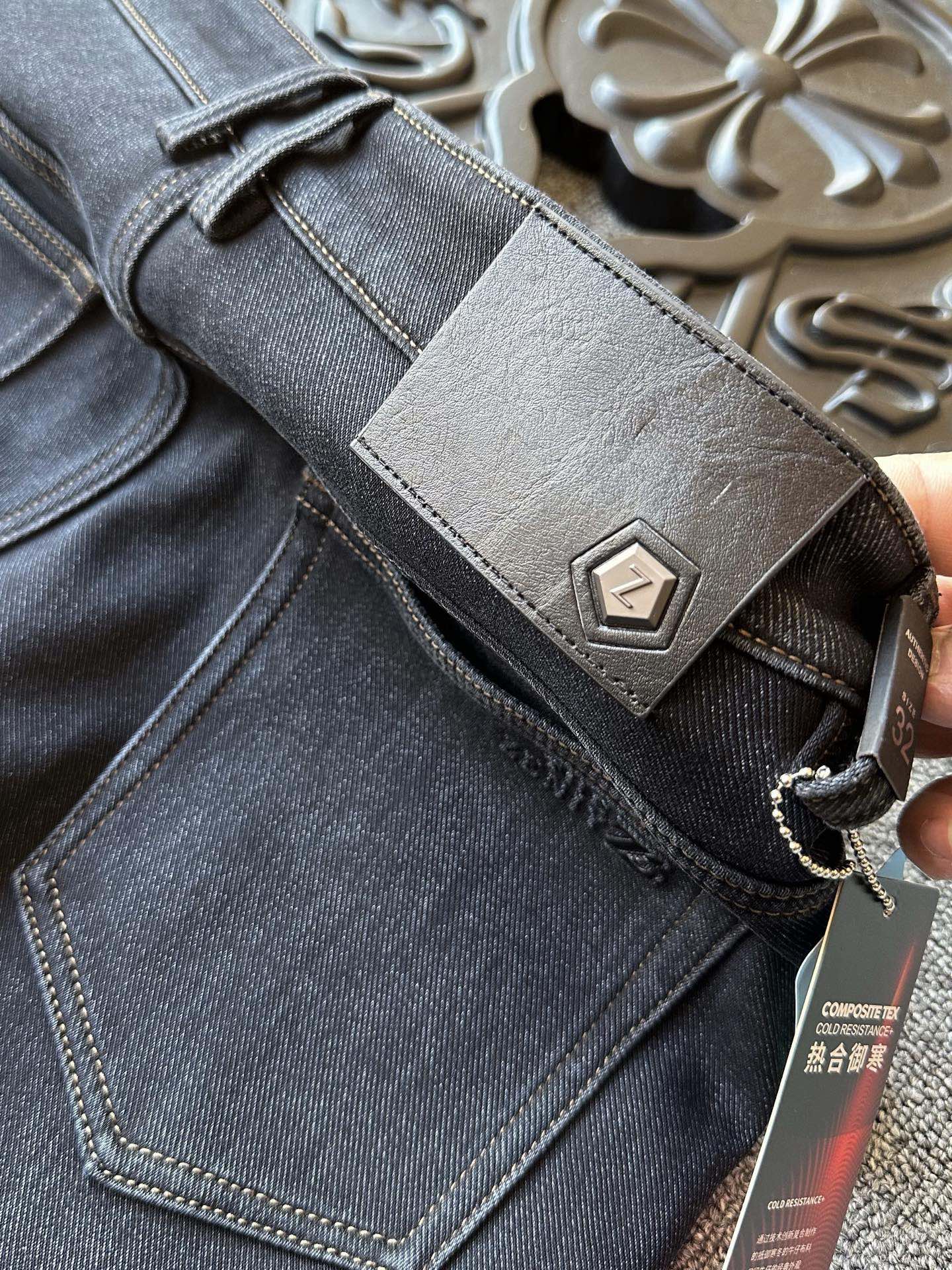 版本🐮货 💰260 顶级加绒牛仔裤！
💥人气爆款！Zegna/杰尼亚家轻奢商务天丝莱赛尔加绒牛仔裤！恒隆在售万元级，款号：8109 

杰尼亚家今年优选特级天丝莱赛尔纤维牛仔面料，摸起来手感特别细腻，纯天然碱性磷酸酶水洗工艺，深蓝色的高级色调中带有黑色质感！内里做了加绒设计，接触肌肤特别舒服，寒冷的清晨上身暖心一整天！

细节细节再细节！Zegna家商场新款加绒牛仔裤！裤前层次立体纱洗工艺，又保持了整体质感！腰口杰尼亚金属Z标识皮标，口袋做了高频凹凸工艺内嵌式杰尼亚ZZ标识，十分精致！

全球首发新品！国内外专柜热销爆款加绒牛仔裤！自穿享受品质，送人价值高！无压力驾驭任何大型商务场合以及高端私人会所！强烈推荐入手！
尺码：30-38