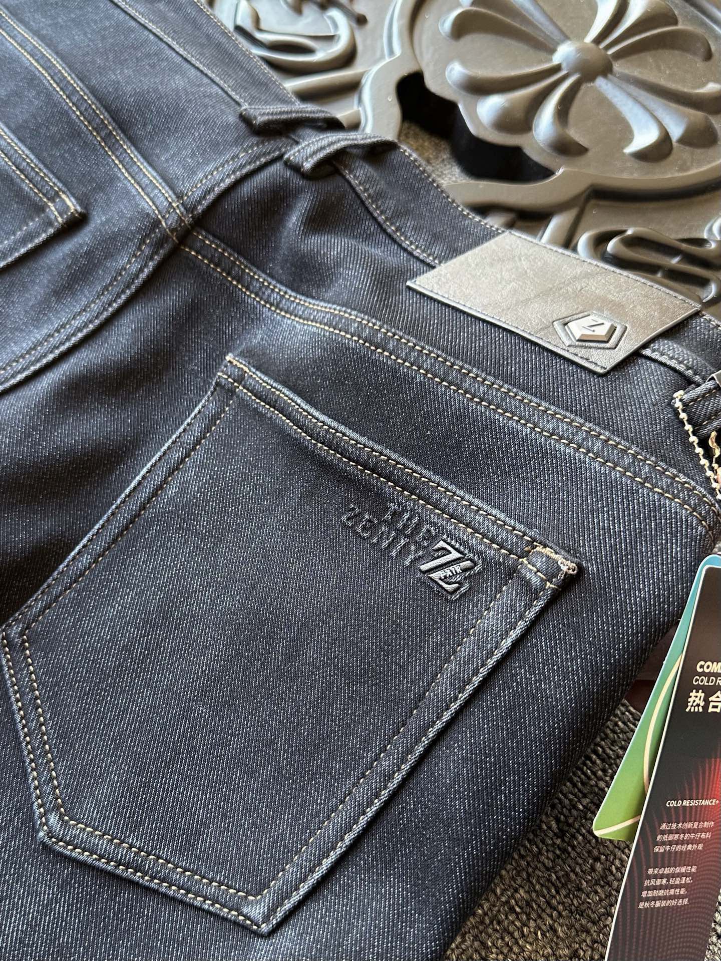 版本🐮货 💰260 顶级加绒牛仔裤！
💥人气爆款！Zegna/杰尼亚家轻奢商务天丝莱赛尔加绒牛仔裤！恒隆在售万元级，款号：8109 

杰尼亚家今年优选特级天丝莱赛尔纤维牛仔面料，摸起来手感特别细腻，纯天然碱性磷酸酶水洗工艺，深蓝色的高级色调中带有黑色质感！内里做了加绒设计，接触肌肤特别舒服，寒冷的清晨上身暖心一整天！

细节细节再细节！Zegna家商场新款加绒牛仔裤！裤前层次立体纱洗工艺，又保持了整体质感！腰口杰尼亚金属Z标识皮标，口袋做了高频凹凸工艺内嵌式杰尼亚ZZ标识，十分精致！

全球首发新品！国内外专柜热销爆款加绒牛仔裤！自穿享受品质，送人价值高！无压力驾驭任何大型商务场合以及高端私人会所！强烈推荐入手！
尺码：30-38