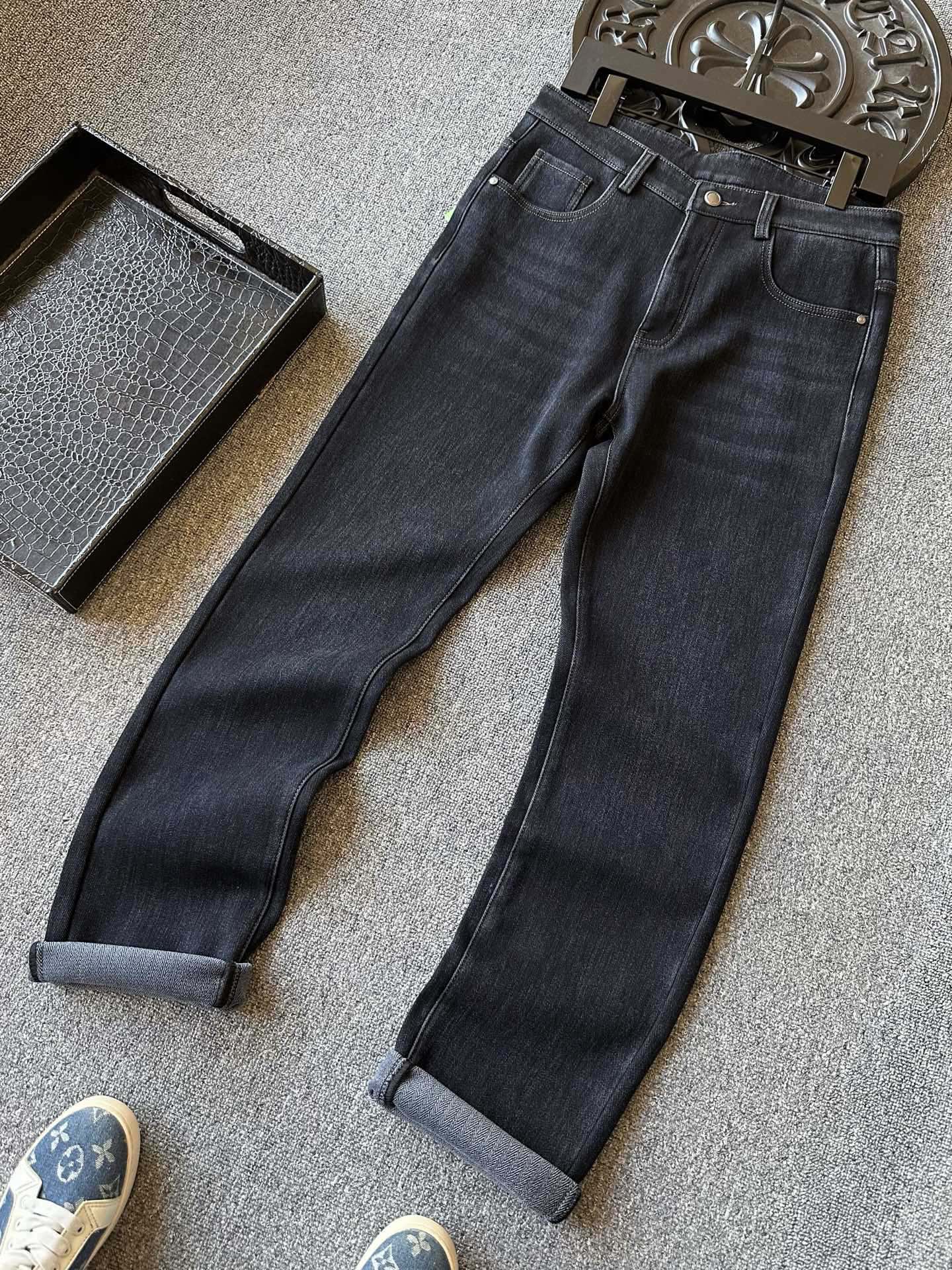 版本🐮货 💰260 顶级加绒牛仔裤！
💥人气爆款！Zegna/杰尼亚家轻奢商务天丝莱赛尔加绒牛仔裤！恒隆在售万元级，款号：8109 

杰尼亚家今年优选特级天丝莱赛尔纤维牛仔面料，摸起来手感特别细腻，纯天然碱性磷酸酶水洗工艺，深蓝色的高级色调中带有黑色质感！内里做了加绒设计，接触肌肤特别舒服，寒冷的清晨上身暖心一整天！

细节细节再细节！Zegna家商场新款加绒牛仔裤！裤前层次立体纱洗工艺，又保持了整体质感！腰口杰尼亚金属Z标识皮标，口袋做了高频凹凸工艺内嵌式杰尼亚ZZ标识，十分精致！

全球首发新品！国内外专柜热销爆款加绒牛仔裤！自穿享受品质，送人价值高！无压力驾驭任何大型商务场合以及高端私人会所！强烈推荐入手！
尺码：30-38