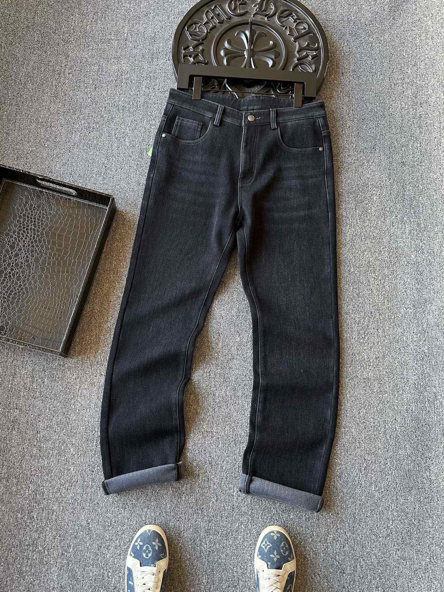 版本🐮货 💰260 顶级加绒牛仔裤！
💥人气爆款！Zegna/杰尼亚家轻奢商务天丝莱赛尔加绒牛仔裤！恒隆在售万元级，款号：8109 

杰尼亚家今年优选特级天丝莱赛尔纤维牛仔面料，摸起来手感特别细腻，纯天然碱性磷酸酶水洗工艺，深蓝色的高级色调中带有黑色质感！内里做了加绒设计，接触肌肤特别舒服，寒冷的清晨上身暖心一整天！

细节细节再细节！Zegna家商场新款加绒牛仔裤！裤前层次立体纱洗工艺，又保持了整体质感！腰口杰尼亚金属Z标识皮标，口袋做了高频凹凸工艺内嵌式杰尼亚ZZ标识，十分精致！

全球首发新品！国内外专柜热销爆款加绒牛仔裤！自穿享受品质，送人价值高！无压力驾驭任何大型商务场合以及高端私人会所！强烈推荐入手！
尺码：30-38