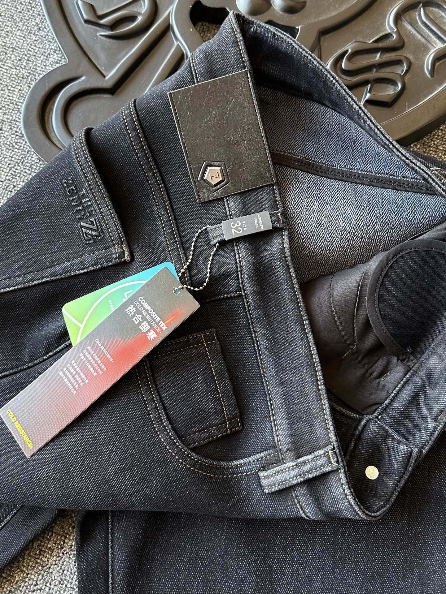 版本🐮货 💰260 顶级加绒牛仔裤！
💥人气爆款！Zegna/杰尼亚家轻奢商务天丝莱赛尔加绒牛仔裤！恒隆在售万元级，款号：8109 

杰尼亚家今年优选特级天丝莱赛尔纤维牛仔面料，摸起来手感特别细腻，纯天然碱性磷酸酶水洗工艺，深蓝色的高级色调中带有黑色质感！内里做了加绒设计，接触肌肤特别舒服，寒冷的清晨上身暖心一整天！

细节细节再细节！Zegna家商场新款加绒牛仔裤！裤前层次立体纱洗工艺，又保持了整体质感！腰口杰尼亚金属Z标识皮标，口袋做了高频凹凸工艺内嵌式杰尼亚ZZ标识，十分精致！

全球首发新品！国内外专柜热销爆款加绒牛仔裤！自穿享受品质，送人价值高！无压力驾驭任何大型商务场合以及高端私人会所！强烈推荐入手！
尺码：30-38