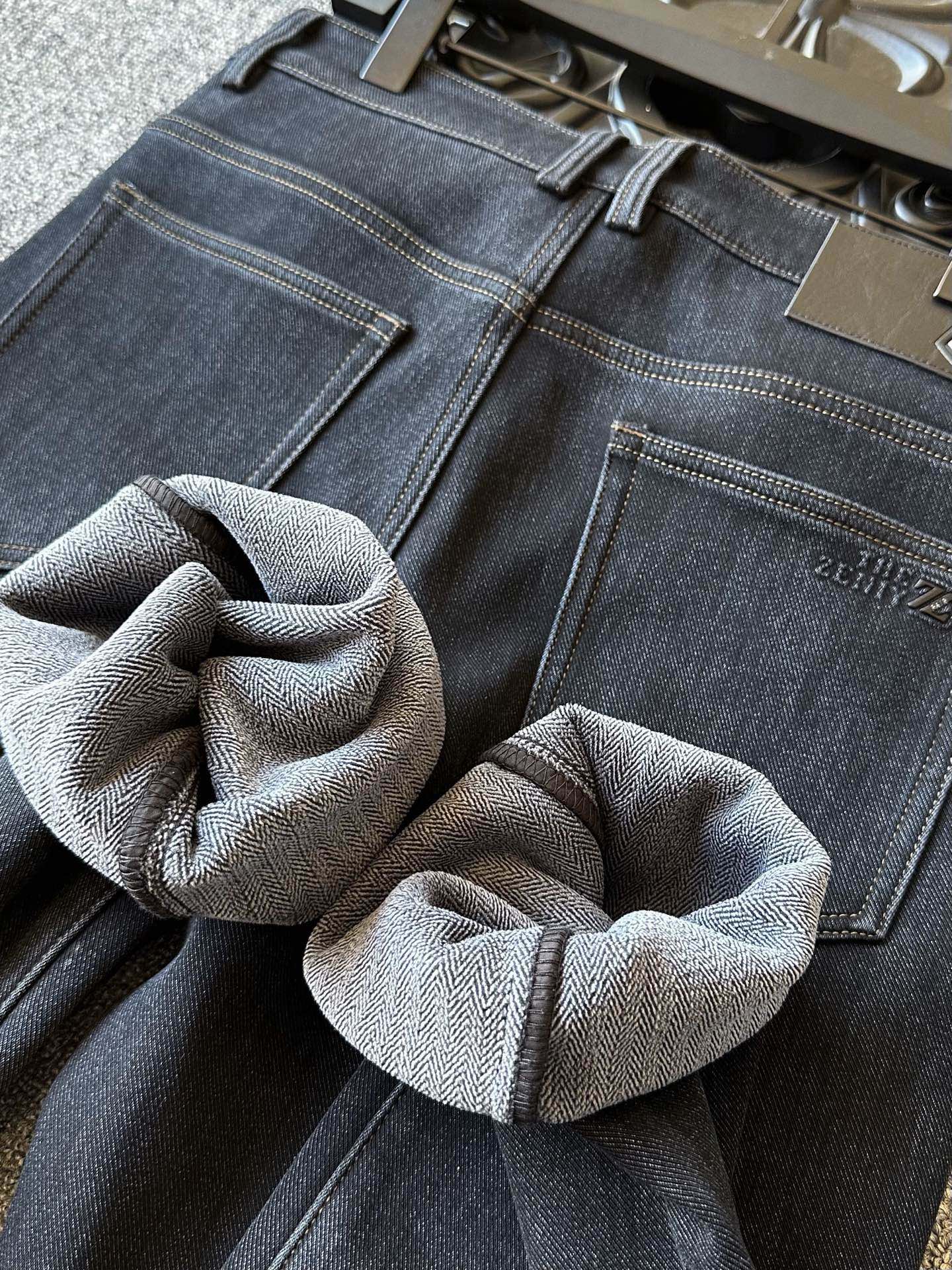 版本🐮货 💰260 顶级加绒牛仔裤！
💥人气爆款！Zegna/杰尼亚家轻奢商务天丝莱赛尔加绒牛仔裤！恒隆在售万元级，款号：8109 

杰尼亚家今年优选特级天丝莱赛尔纤维牛仔面料，摸起来手感特别细腻，纯天然碱性磷酸酶水洗工艺，深蓝色的高级色调中带有黑色质感！内里做了加绒设计，接触肌肤特别舒服，寒冷的清晨上身暖心一整天！

细节细节再细节！Zegna家商场新款加绒牛仔裤！裤前层次立体纱洗工艺，又保持了整体质感！腰口杰尼亚金属Z标识皮标，口袋做了高频凹凸工艺内嵌式杰尼亚ZZ标识，十分精致！

全球首发新品！国内外专柜热销爆款加绒牛仔裤！自穿享受品质，送人价值高！无压力驾驭任何大型商务场合以及高端私人会所！强烈推荐入手！
尺码：30-38