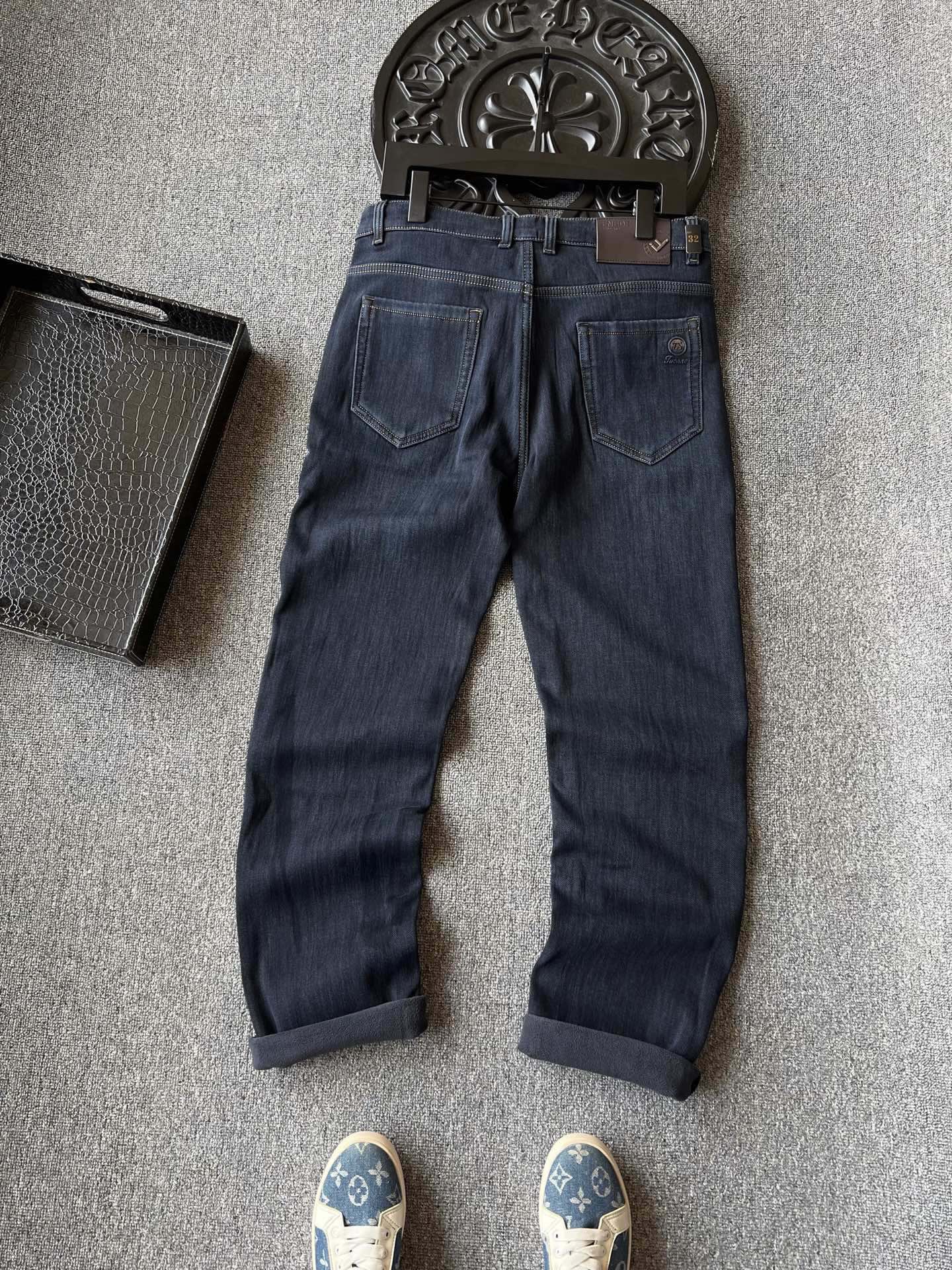 版本🐮货 💰240 顶级加绒牛仔裤！
💥人气爆款！Zegna/杰尼亚&Fendi/芬迪合作款专柜新品超柔加绒牛仔裤！恒隆在售万元级，款号：6831 

杰尼亚&芬迪联合开发最新超柔新疆长绒棉面料，摸起来极强的棉质亲肤感！内里做了超柔奥粒绒加绒设计，贴身特别舒服，寒冷的清晨上身暖心一整天！

细节细节再细节！Fendi&Zegna联名款商务休闲加绒牛仔裤！整体水洗蓝灰色调，透露出一种商务高级感！轻微打磨工艺细节，凸显层次感！腰口镶嵌金属芬迪F标识皮标，口袋做了杰尼亚ZZ高频立体工艺，十分精致！加固做工细节，经久耐穿！

全球首发新品！国内外专柜热销爆款加绒牛仔裤！自穿享受品质，送人价值高！无压力驾驭任何大型商务场合以及高端私人会所！强烈推荐入手！
尺码：30-38