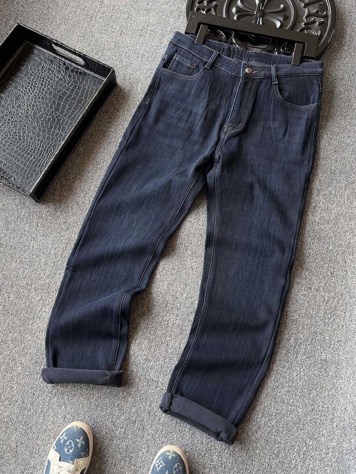 版本🐮货 💰240 顶级加绒牛仔裤！
💥人气爆款！Zegna/杰尼亚&Fendi/芬迪合作款专柜新品超柔加绒牛仔裤！恒隆在售万元级，款号：6831 

杰尼亚&芬迪联合开发最新超柔新疆长绒棉面料，摸起来极强的棉质亲肤感！内里做了超柔奥粒绒加绒设计，贴身特别舒服，寒冷的清晨上身暖心一整天！

细节细节再细节！Fendi&Zegna联名款商务休闲加绒牛仔裤！整体水洗蓝灰色调，透露出一种商务高级感！轻微打磨工艺细节，凸显层次感！腰口镶嵌金属芬迪F标识皮标，口袋做了杰尼亚ZZ高频立体工艺，十分精致！加固做工细节，经久耐穿！

全球首发新品！国内外专柜热销爆款加绒牛仔裤！自穿享受品质，送人价值高！无压力驾驭任何大型商务场合以及高端私人会所！强烈推荐入手！
尺码：30-38