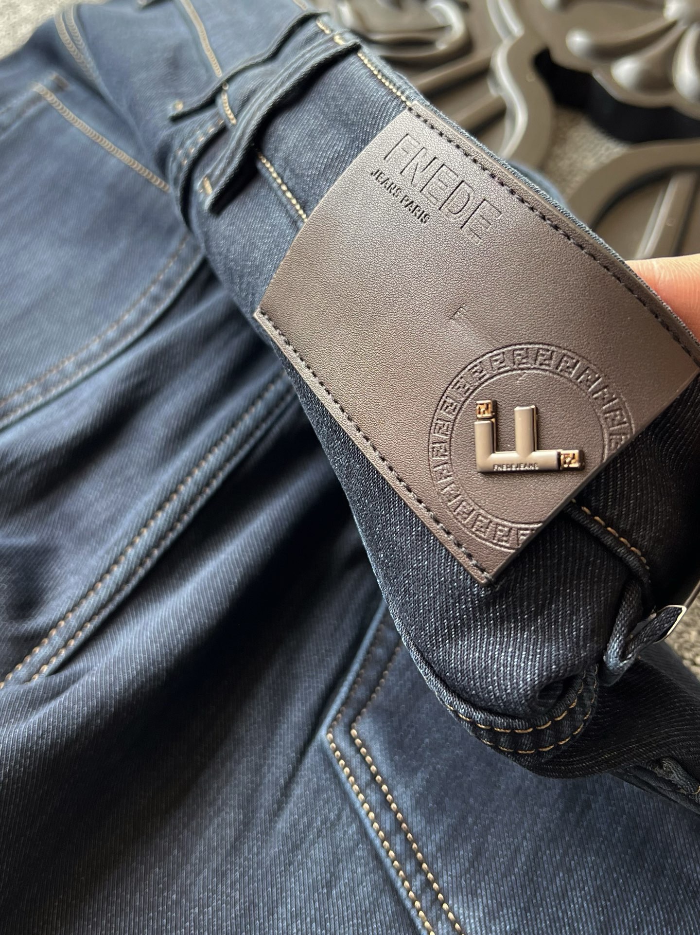 版本🐮货 💰240 顶级加绒牛仔裤！
💥人气爆款！Zegna/杰尼亚&Fendi/芬迪合作款专柜新品超柔加绒牛仔裤！恒隆在售万元级，款号：6831 

杰尼亚&芬迪联合开发最新超柔新疆长绒棉面料，摸起来极强的棉质亲肤感！内里做了超柔奥粒绒加绒设计，贴身特别舒服，寒冷的清晨上身暖心一整天！

细节细节再细节！Fendi&Zegna联名款商务休闲加绒牛仔裤！整体水洗蓝灰色调，透露出一种商务高级感！轻微打磨工艺细节，凸显层次感！腰口镶嵌金属芬迪F标识皮标，口袋做了杰尼亚ZZ高频立体工艺，十分精致！加固做工细节，经久耐穿！

全球首发新品！国内外专柜热销爆款加绒牛仔裤！自穿享受品质，送人价值高！无压力驾驭任何大型商务场合以及高端私人会所！强烈推荐入手！
尺码：30-38