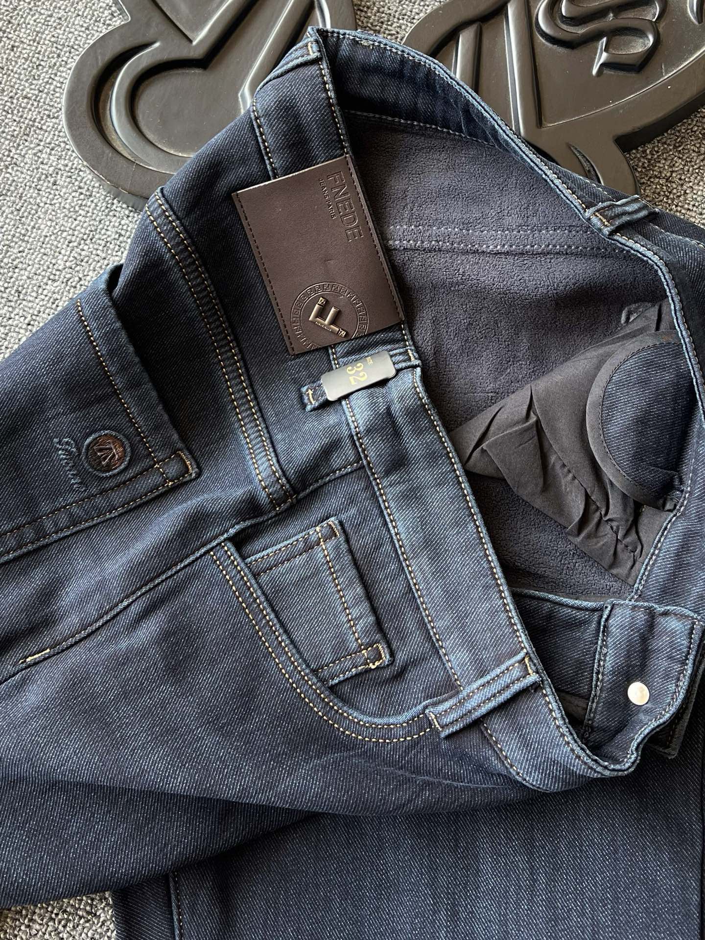 版本🐮货 💰240 顶级加绒牛仔裤！
💥人气爆款！Zegna/杰尼亚&Fendi/芬迪合作款专柜新品超柔加绒牛仔裤！恒隆在售万元级，款号：6831 

杰尼亚&芬迪联合开发最新超柔新疆长绒棉面料，摸起来极强的棉质亲肤感！内里做了超柔奥粒绒加绒设计，贴身特别舒服，寒冷的清晨上身暖心一整天！

细节细节再细节！Fendi&Zegna联名款商务休闲加绒牛仔裤！整体水洗蓝灰色调，透露出一种商务高级感！轻微打磨工艺细节，凸显层次感！腰口镶嵌金属芬迪F标识皮标，口袋做了杰尼亚ZZ高频立体工艺，十分精致！加固做工细节，经久耐穿！

全球首发新品！国内外专柜热销爆款加绒牛仔裤！自穿享受品质，送人价值高！无压力驾驭任何大型商务场合以及高端私人会所！强烈推荐入手！
尺码：30-38