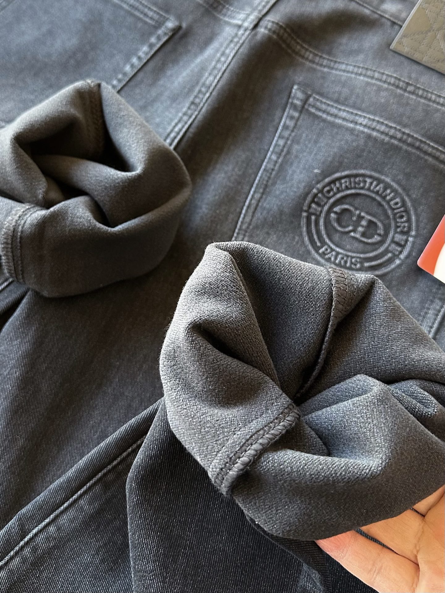 版本🐮货 💰260 顶级高端牛仔裤！
💥人气爆款！Dior/迪奥专柜新品CD高端重工轻奢商务休闲牛仔裤！恒隆在售万元级，款号：8106 

迪奥家今年最新特级优质新疆长绒棉牛仔面料，拿到手摸起来极强棉质亲肤感，纯天然重工碱性水洗工艺，色泽自带高级质感！内里做了抓绒处理配合石墨烯科技，做到轻薄质感的同时能持续自发热恒温功效，锁住体温！

细节细节再细节！Dior家商场新款轻奢CD款牛仔裤！黑灰色调，彰显轻奢质感！腰口钢印压花迪奥CD金属皮标，口袋做了高频凹凸Dior标识，十分精致！内里精湛做工，彰显高端质感！

全球首发新品！国内外专柜热销爆款牛仔裤！自穿享受品质，送人价值高！无压力驾驭任何大型商务场合以及高端私人会所！强烈推荐入手！
尺码：30-38