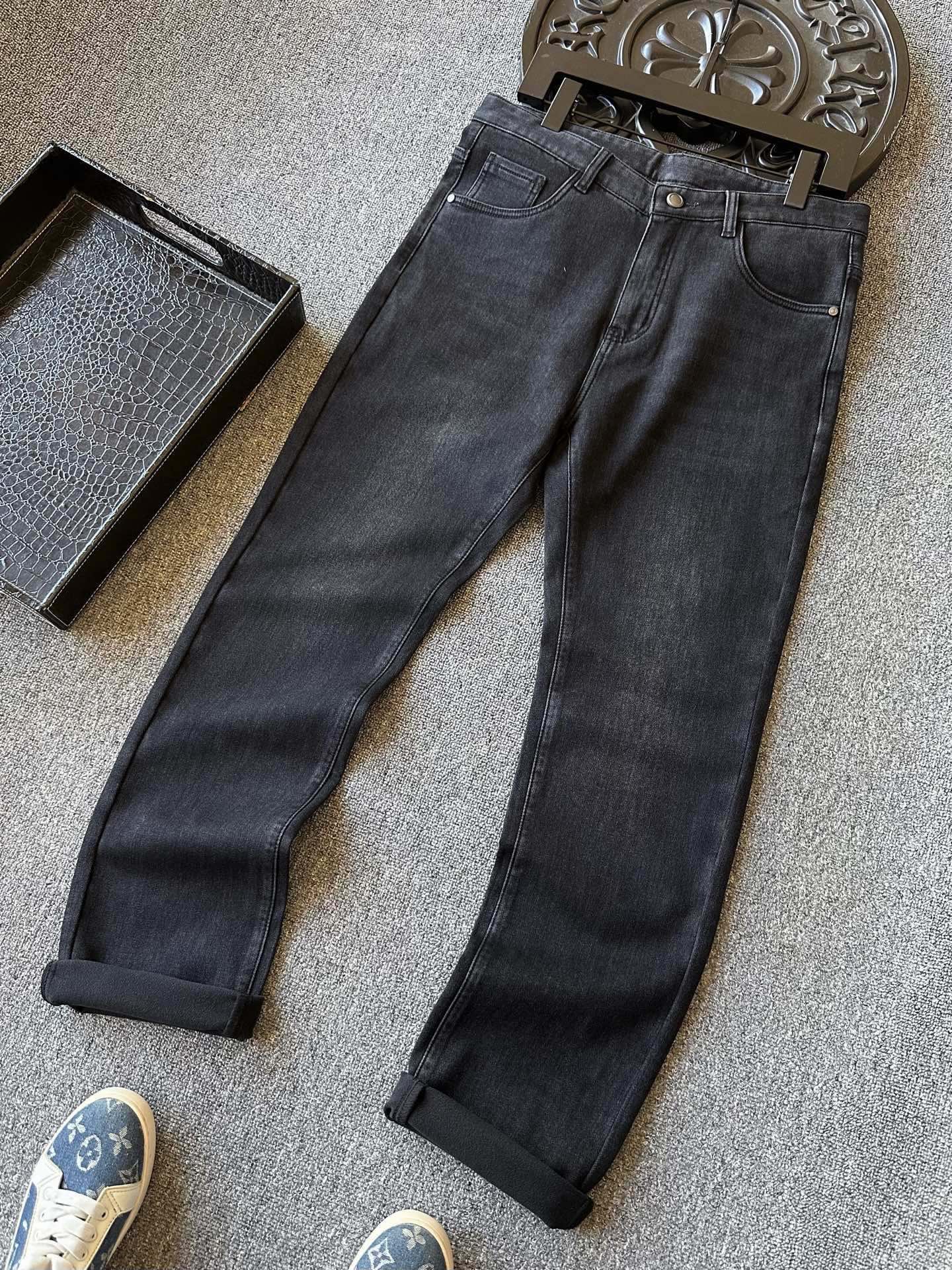 版本🐮货 💰260 顶级高端牛仔裤！
💥人气爆款！Dior/迪奥专柜新品CD高端重工轻奢商务休闲牛仔裤！恒隆在售万元级，款号：8106 

迪奥家今年最新特级优质新疆长绒棉牛仔面料，拿到手摸起来极强棉质亲肤感，纯天然重工碱性水洗工艺，色泽自带高级质感！内里做了抓绒处理配合石墨烯科技，做到轻薄质感的同时能持续自发热恒温功效，锁住体温！

细节细节再细节！Dior家商场新款轻奢CD款牛仔裤！黑灰色调，彰显轻奢质感！腰口钢印压花迪奥CD金属皮标，口袋做了高频凹凸Dior标识，十分精致！内里精湛做工，彰显高端质感！

全球首发新品！国内外专柜热销爆款牛仔裤！自穿享受品质，送人价值高！无压力驾驭任何大型商务场合以及高端私人会所！强烈推荐入手！
尺码：30-38