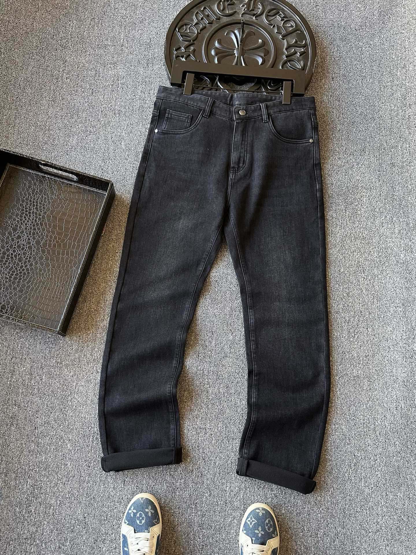 版本🐮货 💰260 顶级高端牛仔裤！
💥人气爆款！Dior/迪奥专柜新品CD高端重工轻奢商务休闲牛仔裤！恒隆在售万元级，款号：8106 

迪奥家今年最新特级优质新疆长绒棉牛仔面料，拿到手摸起来极强棉质亲肤感，纯天然重工碱性水洗工艺，色泽自带高级质感！内里做了抓绒处理配合石墨烯科技，做到轻薄质感的同时能持续自发热恒温功效，锁住体温！

细节细节再细节！Dior家商场新款轻奢CD款牛仔裤！黑灰色调，彰显轻奢质感！腰口钢印压花迪奥CD金属皮标，口袋做了高频凹凸Dior标识，十分精致！内里精湛做工，彰显高端质感！

全球首发新品！国内外专柜热销爆款牛仔裤！自穿享受品质，送人价值高！无压力驾驭任何大型商务场合以及高端私人会所！强烈推荐入手！
尺码：30-38