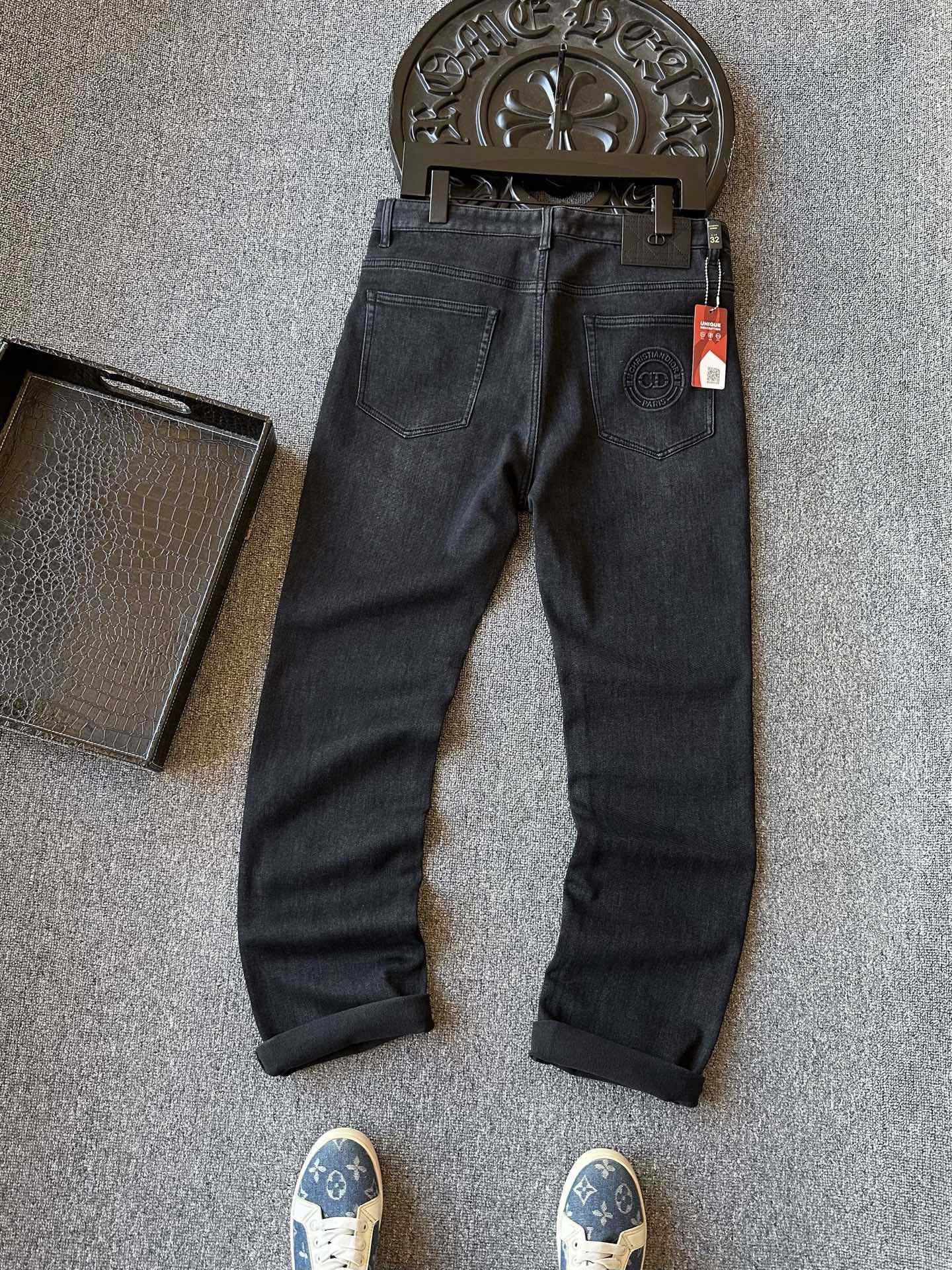 版本🐮货 💰260 顶级高端牛仔裤！
💥人气爆款！Dior/迪奥专柜新品CD高端重工轻奢商务休闲牛仔裤！恒隆在售万元级，款号：8106 

迪奥家今年最新特级优质新疆长绒棉牛仔面料，拿到手摸起来极强棉质亲肤感，纯天然重工碱性水洗工艺，色泽自带高级质感！内里做了抓绒处理配合石墨烯科技，做到轻薄质感的同时能持续自发热恒温功效，锁住体温！

细节细节再细节！Dior家商场新款轻奢CD款牛仔裤！黑灰色调，彰显轻奢质感！腰口钢印压花迪奥CD金属皮标，口袋做了高频凹凸Dior标识，十分精致！内里精湛做工，彰显高端质感！

全球首发新品！国内外专柜热销爆款牛仔裤！自穿享受品质，送人价值高！无压力驾驭任何大型商务场合以及高端私人会所！强烈推荐入手！
尺码：30-38