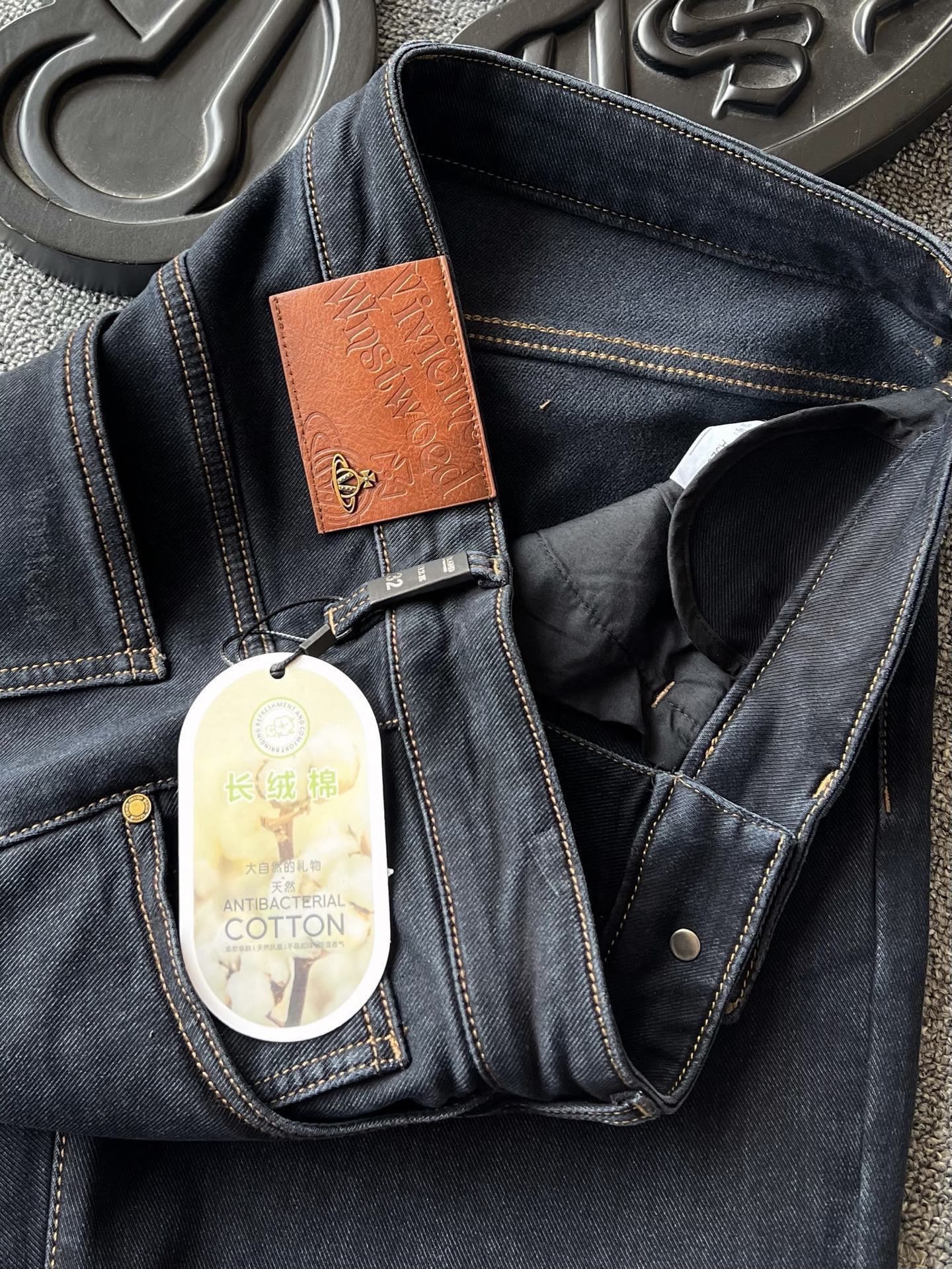 版本🐮货 💰260 顶奢牛仔裤！
💥人气爆款！Vivienne Westwood/西太后专柜新品重工水洗长绒棉牛仔裤！恒隆在售万元级，款号：3280 

西太后家今年优选特级新疆长绒棉牛仔面料，高达94.4%的棉纤维含量，全年日照3000小时以上棉纤维长裤36-40MM经过精梳处理平整性好，面料光滑舒适让肌肤自由呼吸，促进好睡眠，纯正大自然的天然礼物！

细节数不胜数！西太后家商场新款重工水洗牛仔裤！高端质感的视觉效果，没有过多的磨砂处理，一眼贵的整体高级感！腰口钢印压花凹凸西太后棕色皮标表层嵌入西太后金属标，十分精致！口袋做了3D高频立体凹凸工艺，内里专柜级精湛做工，持久耐穿！

全球首发新品！国内外专柜热销爆款牛仔裤！自穿享受品质，送人价值高！无压力驾驭任何大型商务场合以及高端私人会所！强烈推荐入手！
尺码：30-38