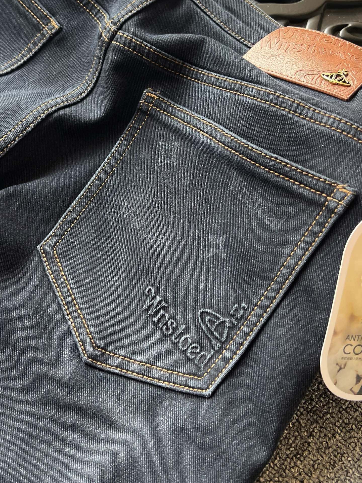 版本🐮货 💰260 顶奢牛仔裤！
💥人气爆款！Vivienne Westwood/西太后专柜新品重工水洗长绒棉牛仔裤！恒隆在售万元级，款号：3280 

西太后家今年优选特级新疆长绒棉牛仔面料，高达94.4%的棉纤维含量，全年日照3000小时以上棉纤维长裤36-40MM经过精梳处理平整性好，面料光滑舒适让肌肤自由呼吸，促进好睡眠，纯正大自然的天然礼物！

细节数不胜数！西太后家商场新款重工水洗牛仔裤！高端质感的视觉效果，没有过多的磨砂处理，一眼贵的整体高级感！腰口钢印压花凹凸西太后棕色皮标表层嵌入西太后金属标，十分精致！口袋做了3D高频立体凹凸工艺，内里专柜级精湛做工，持久耐穿！

全球首发新品！国内外专柜热销爆款牛仔裤！自穿享受品质，送人价值高！无压力驾驭任何大型商务场合以及高端私人会所！强烈推荐入手！
尺码：30-38