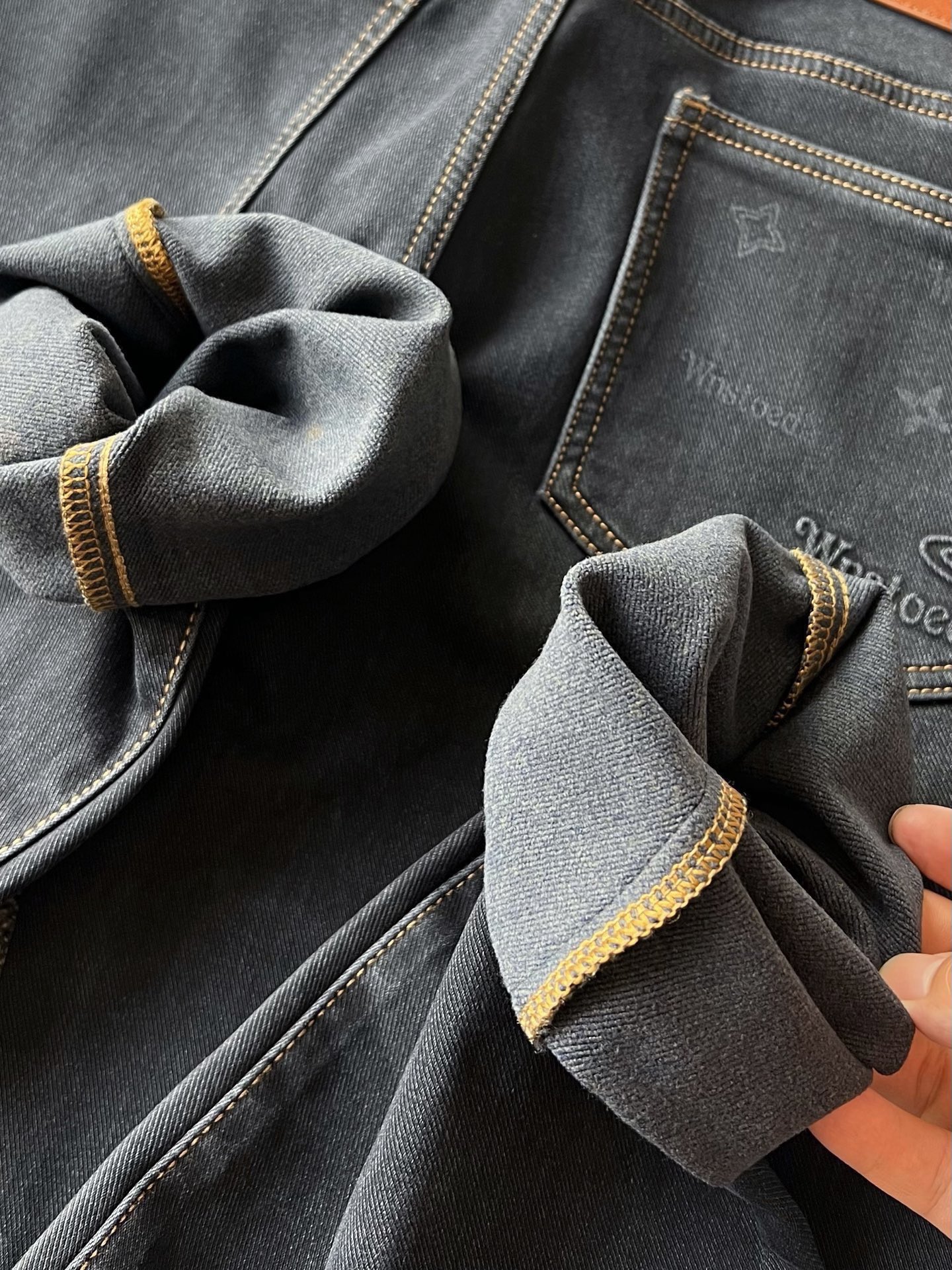 版本🐮货 💰260 顶奢牛仔裤！
💥人气爆款！Vivienne Westwood/西太后专柜新品重工水洗长绒棉牛仔裤！恒隆在售万元级，款号：3280 

西太后家今年优选特级新疆长绒棉牛仔面料，高达94.4%的棉纤维含量，全年日照3000小时以上棉纤维长裤36-40MM经过精梳处理平整性好，面料光滑舒适让肌肤自由呼吸，促进好睡眠，纯正大自然的天然礼物！

细节数不胜数！西太后家商场新款重工水洗牛仔裤！高端质感的视觉效果，没有过多的磨砂处理，一眼贵的整体高级感！腰口钢印压花凹凸西太后棕色皮标表层嵌入西太后金属标，十分精致！口袋做了3D高频立体凹凸工艺，内里专柜级精湛做工，持久耐穿！

全球首发新品！国内外专柜热销爆款牛仔裤！自穿享受品质，送人价值高！无压力驾驭任何大型商务场合以及高端私人会所！强烈推荐入手！
尺码：30-38