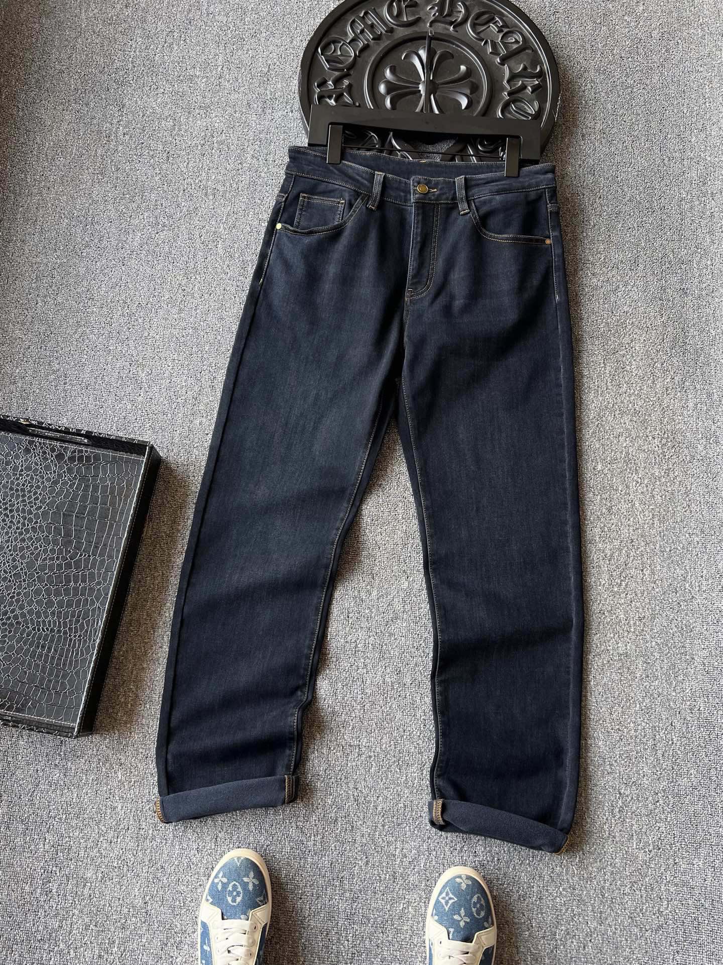 版本🐮货 💰260 顶奢牛仔裤！
💥人气爆款！Vivienne Westwood/西太后专柜新品重工水洗长绒棉牛仔裤！恒隆在售万元级，款号：3280 

西太后家今年优选特级新疆长绒棉牛仔面料，高达94.4%的棉纤维含量，全年日照3000小时以上棉纤维长裤36-40MM经过精梳处理平整性好，面料光滑舒适让肌肤自由呼吸，促进好睡眠，纯正大自然的天然礼物！

细节数不胜数！西太后家商场新款重工水洗牛仔裤！高端质感的视觉效果，没有过多的磨砂处理，一眼贵的整体高级感！腰口钢印压花凹凸西太后棕色皮标表层嵌入西太后金属标，十分精致！口袋做了3D高频立体凹凸工艺，内里专柜级精湛做工，持久耐穿！

全球首发新品！国内外专柜热销爆款牛仔裤！自穿享受品质，送人价值高！无压力驾驭任何大型商务场合以及高端私人会所！强烈推荐入手！
尺码：30-38