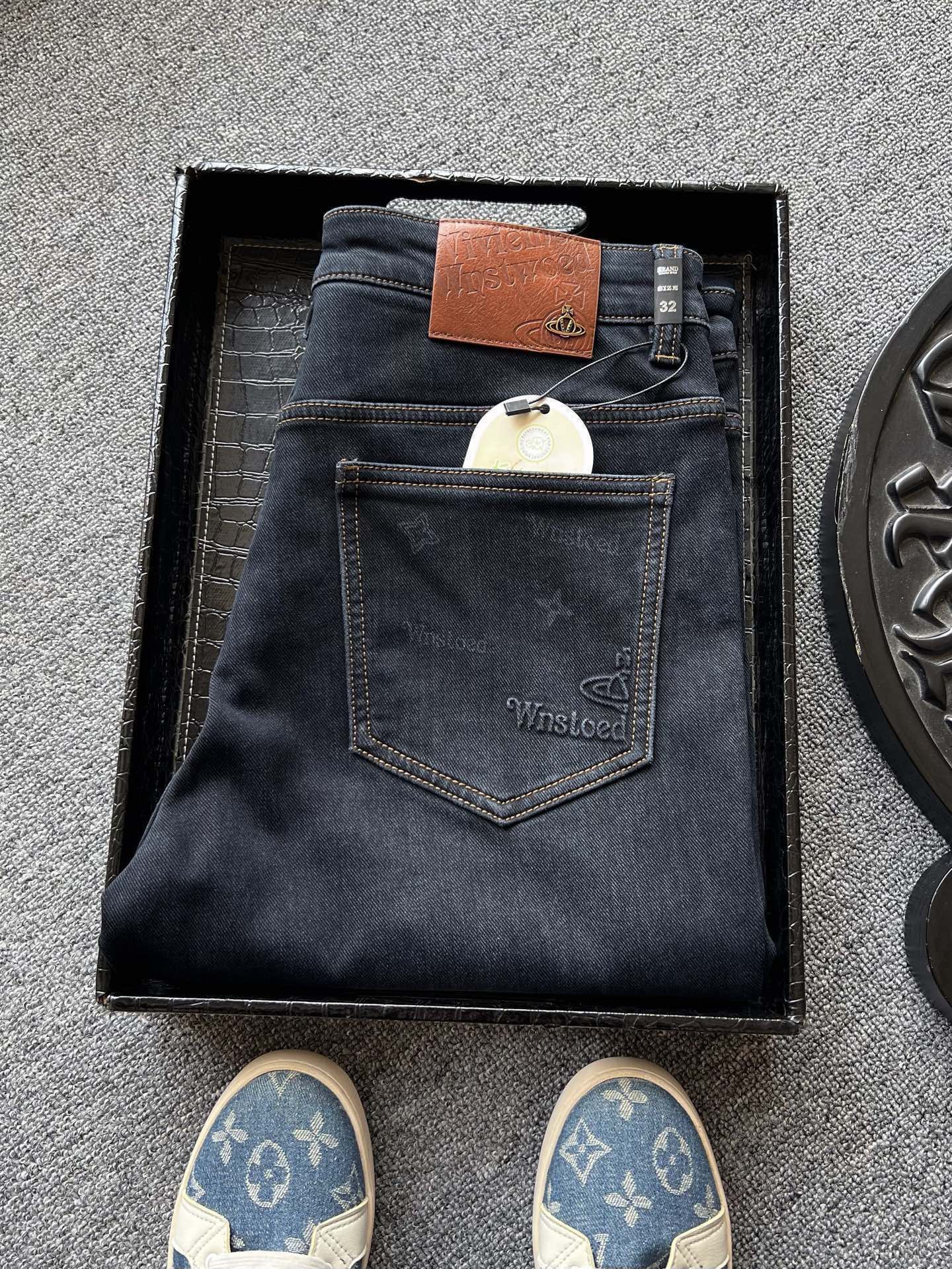 版本🐮货 💰260 顶奢牛仔裤！
💥人气爆款！Vivienne Westwood/西太后专柜新品重工水洗长绒棉牛仔裤！恒隆在售万元级，款号：3280 

西太后家今年优选特级新疆长绒棉牛仔面料，高达94.4%的棉纤维含量，全年日照3000小时以上棉纤维长裤36-40MM经过精梳处理平整性好，面料光滑舒适让肌肤自由呼吸，促进好睡眠，纯正大自然的天然礼物！

细节数不胜数！西太后家商场新款重工水洗牛仔裤！高端质感的视觉效果，没有过多的磨砂处理，一眼贵的整体高级感！腰口钢印压花凹凸西太后棕色皮标表层嵌入西太后金属标，十分精致！口袋做了3D高频立体凹凸工艺，内里专柜级精湛做工，持久耐穿！

全球首发新品！国内外专柜热销爆款牛仔裤！自穿享受品质，送人价值高！无压力驾驭任何大型商务场合以及高端私人会所！强烈推荐入手！
尺码：30-38