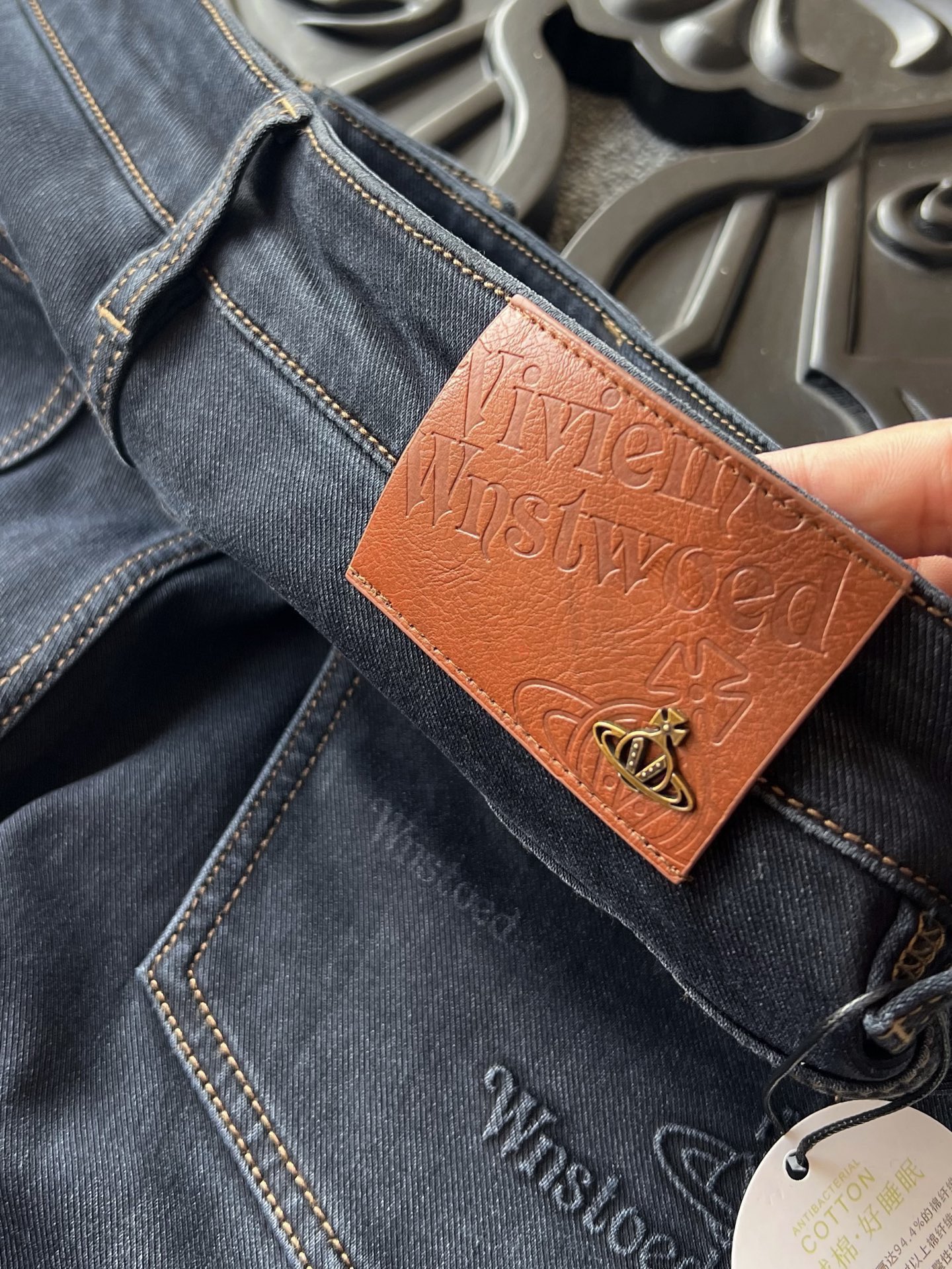 版本🐮货 💰260 顶奢牛仔裤！
💥人气爆款！Vivienne Westwood/西太后专柜新品重工水洗长绒棉牛仔裤！恒隆在售万元级，款号：3280 

西太后家今年优选特级新疆长绒棉牛仔面料，高达94.4%的棉纤维含量，全年日照3000小时以上棉纤维长裤36-40MM经过精梳处理平整性好，面料光滑舒适让肌肤自由呼吸，促进好睡眠，纯正大自然的天然礼物！

细节数不胜数！西太后家商场新款重工水洗牛仔裤！高端质感的视觉效果，没有过多的磨砂处理，一眼贵的整体高级感！腰口钢印压花凹凸西太后棕色皮标表层嵌入西太后金属标，十分精致！口袋做了3D高频立体凹凸工艺，内里专柜级精湛做工，持久耐穿！

全球首发新品！国内外专柜热销爆款牛仔裤！自穿享受品质，送人价值高！无压力驾驭任何大型商务场合以及高端私人会所！强烈推荐入手！
尺码：30-38