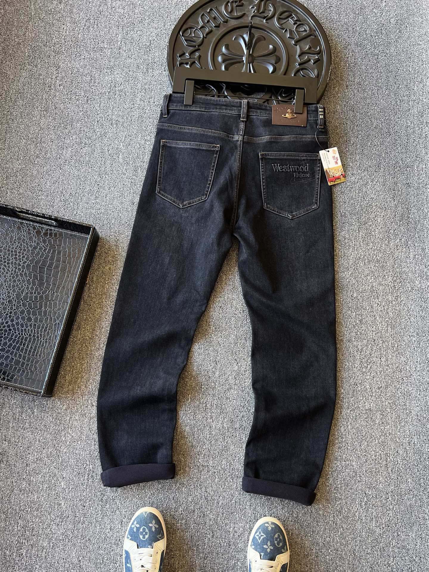 版本🐮货 💰260 顶奢牛仔裤！
💥人气爆款！Vivienne Westwood/西太后专柜新品重工水洗红羊绒牛仔裤！恒隆在售万元级，款号：3271 

西太后家今年优选特级红羊绒牛仔面料，羊绒般的触感，轻蓬柔软，极优的保暖性能，面料舒适让肌肤自由呼吸，促进好睡眠，纯正大自然的天然礼物！

细节数不胜数！西太后家商场新款重工水洗牛仔裤！高端质感的视觉效果，没有过多的磨砂处理，一眼贵的整体高级感！腰口钢印压花凹凸西太后棕色皮标表层嵌入西太后金属标，十分精致！口袋做了3D高频立体凹凸工艺，内里专柜级精湛做工，持久耐穿！

全球首发新品！国内外专柜热销爆款牛仔裤！自穿享受品质，送人价值高！无压力驾驭任何大型商务场合以及高端私人会所！强烈推荐入手！
尺码：30-38