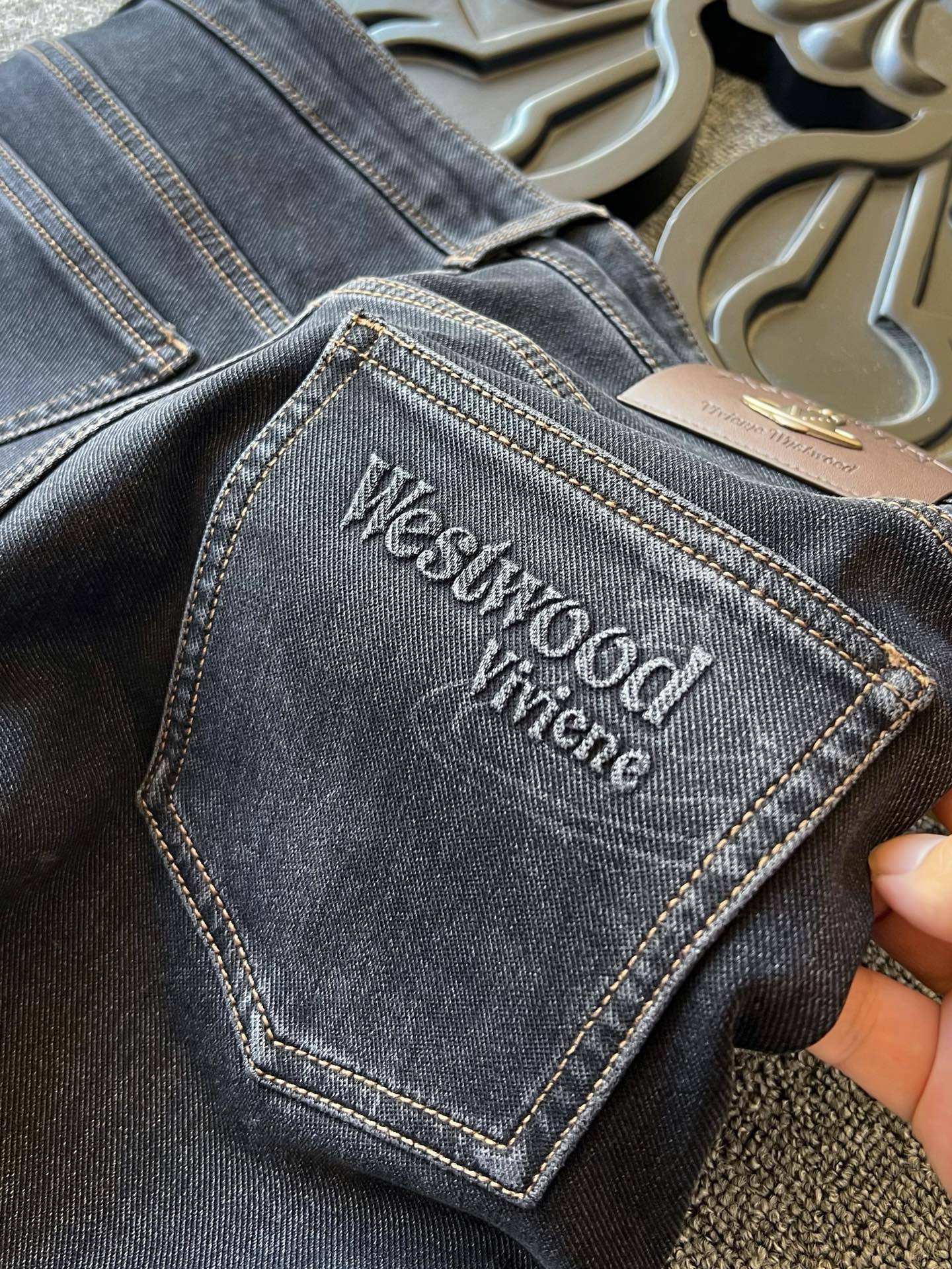 版本🐮货 💰260 顶奢牛仔裤！
💥人气爆款！Vivienne Westwood/西太后专柜新品重工水洗红羊绒牛仔裤！恒隆在售万元级，款号：3271 

西太后家今年优选特级红羊绒牛仔面料，羊绒般的触感，轻蓬柔软，极优的保暖性能，面料舒适让肌肤自由呼吸，促进好睡眠，纯正大自然的天然礼物！

细节数不胜数！西太后家商场新款重工水洗牛仔裤！高端质感的视觉效果，没有过多的磨砂处理，一眼贵的整体高级感！腰口钢印压花凹凸西太后棕色皮标表层嵌入西太后金属标，十分精致！口袋做了3D高频立体凹凸工艺，内里专柜级精湛做工，持久耐穿！

全球首发新品！国内外专柜热销爆款牛仔裤！自穿享受品质，送人价值高！无压力驾驭任何大型商务场合以及高端私人会所！强烈推荐入手！
尺码：30-38