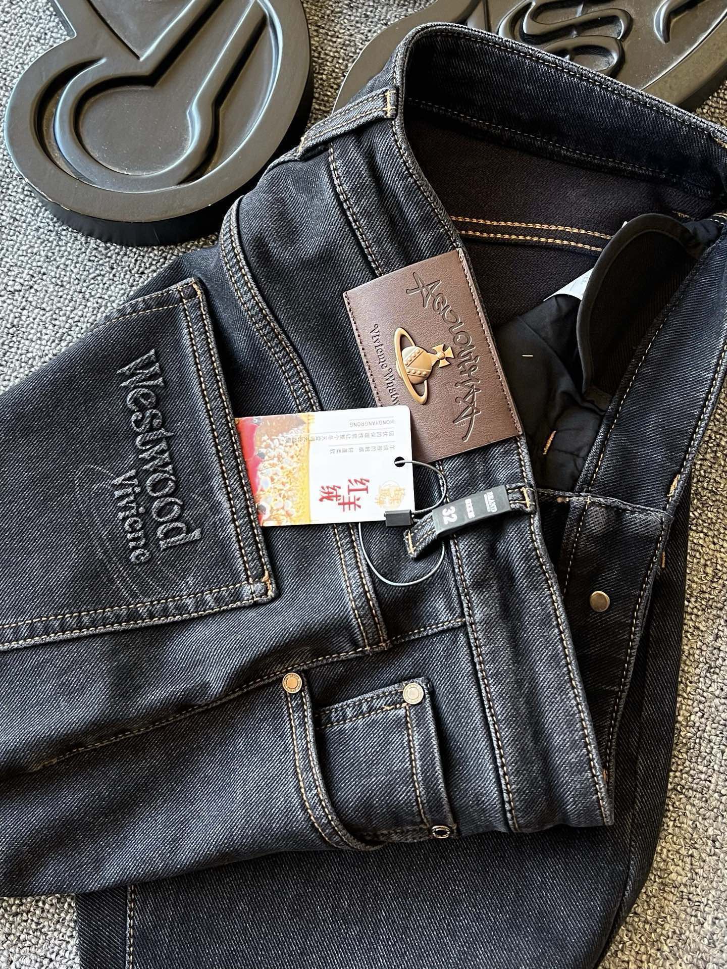 版本🐮货 💰260 顶奢牛仔裤！
💥人气爆款！Vivienne Westwood/西太后专柜新品重工水洗红羊绒牛仔裤！恒隆在售万元级，款号：3271 

西太后家今年优选特级红羊绒牛仔面料，羊绒般的触感，轻蓬柔软，极优的保暖性能，面料舒适让肌肤自由呼吸，促进好睡眠，纯正大自然的天然礼物！

细节数不胜数！西太后家商场新款重工水洗牛仔裤！高端质感的视觉效果，没有过多的磨砂处理，一眼贵的整体高级感！腰口钢印压花凹凸西太后棕色皮标表层嵌入西太后金属标，十分精致！口袋做了3D高频立体凹凸工艺，内里专柜级精湛做工，持久耐穿！

全球首发新品！国内外专柜热销爆款牛仔裤！自穿享受品质，送人价值高！无压力驾驭任何大型商务场合以及高端私人会所！强烈推荐入手！
尺码：30-38