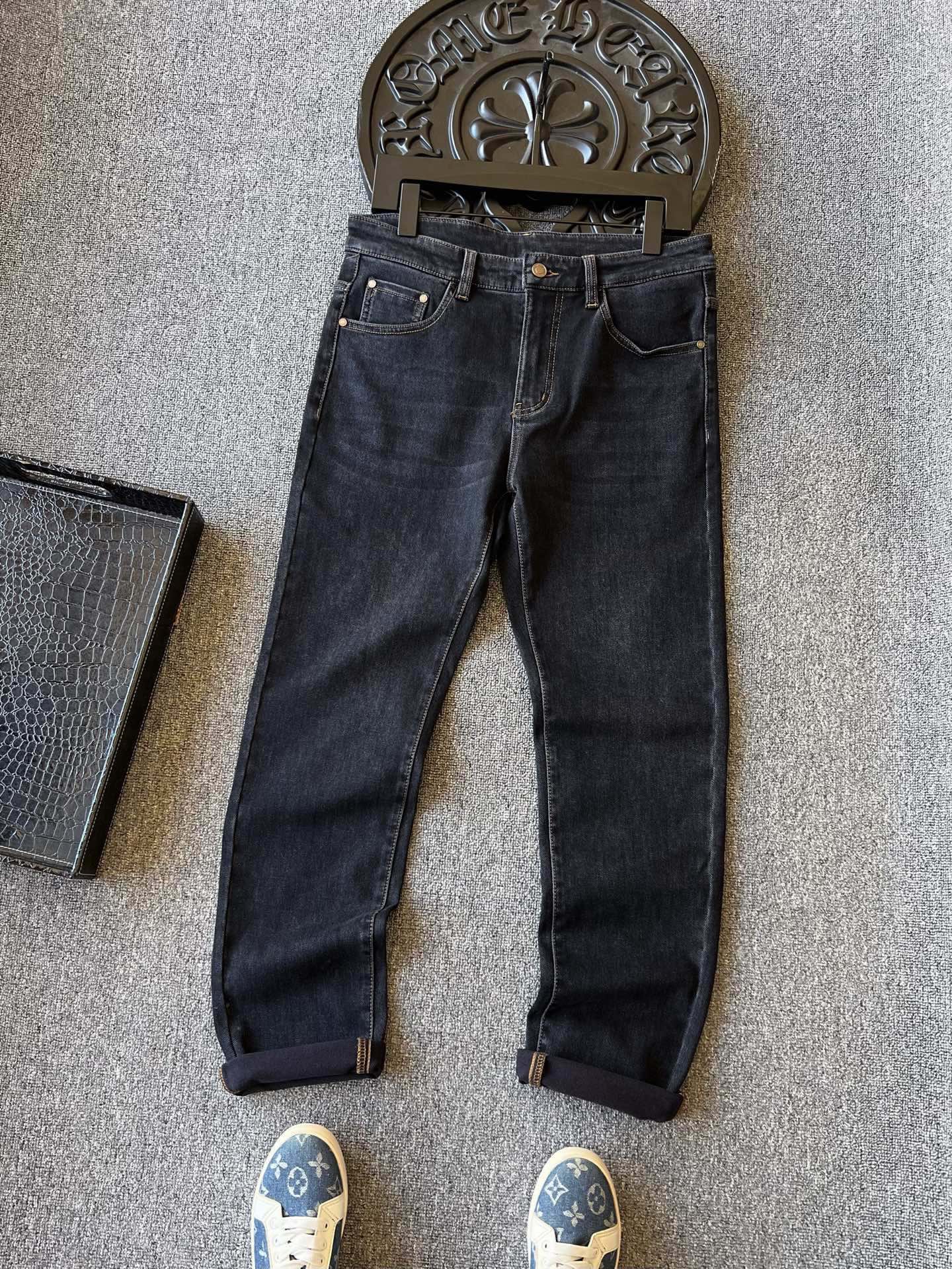 版本🐮货 💰260 顶奢牛仔裤！
💥人气爆款！Vivienne Westwood/西太后专柜新品重工水洗红羊绒牛仔裤！恒隆在售万元级，款号：3271 

西太后家今年优选特级红羊绒牛仔面料，羊绒般的触感，轻蓬柔软，极优的保暖性能，面料舒适让肌肤自由呼吸，促进好睡眠，纯正大自然的天然礼物！

细节数不胜数！西太后家商场新款重工水洗牛仔裤！高端质感的视觉效果，没有过多的磨砂处理，一眼贵的整体高级感！腰口钢印压花凹凸西太后棕色皮标表层嵌入西太后金属标，十分精致！口袋做了3D高频立体凹凸工艺，内里专柜级精湛做工，持久耐穿！

全球首发新品！国内外专柜热销爆款牛仔裤！自穿享受品质，送人价值高！无压力驾驭任何大型商务场合以及高端私人会所！强烈推荐入手！
尺码：30-38