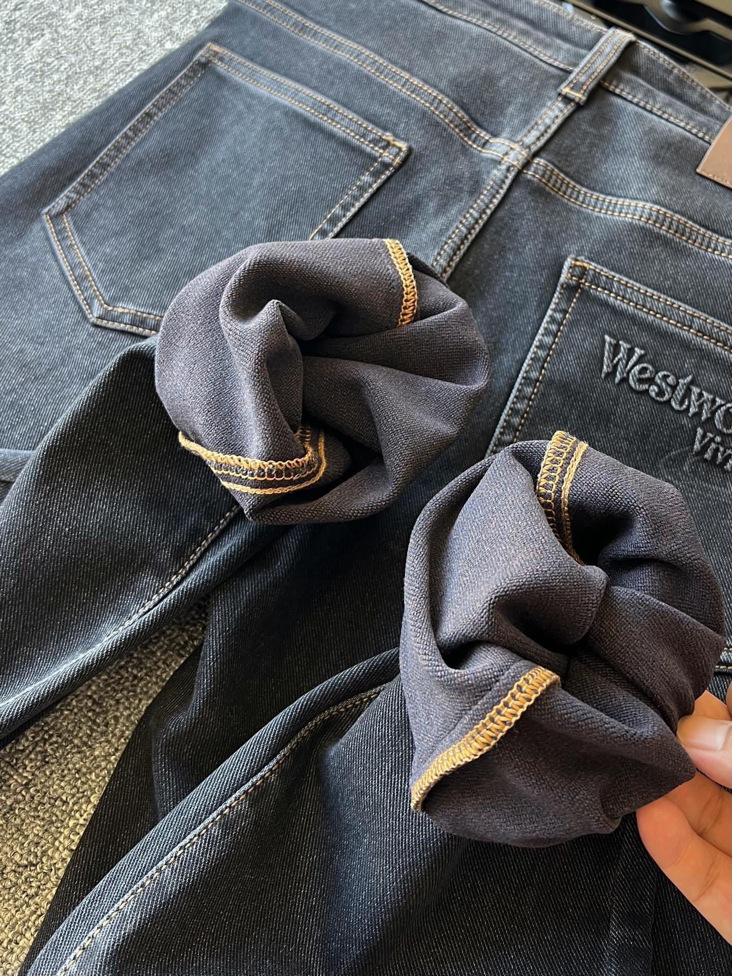 版本🐮货 💰260 顶奢牛仔裤！
💥人气爆款！Vivienne Westwood/西太后专柜新品重工水洗红羊绒牛仔裤！恒隆在售万元级，款号：3271 

西太后家今年优选特级红羊绒牛仔面料，羊绒般的触感，轻蓬柔软，极优的保暖性能，面料舒适让肌肤自由呼吸，促进好睡眠，纯正大自然的天然礼物！

细节数不胜数！西太后家商场新款重工水洗牛仔裤！高端质感的视觉效果，没有过多的磨砂处理，一眼贵的整体高级感！腰口钢印压花凹凸西太后棕色皮标表层嵌入西太后金属标，十分精致！口袋做了3D高频立体凹凸工艺，内里专柜级精湛做工，持久耐穿！

全球首发新品！国内外专柜热销爆款牛仔裤！自穿享受品质，送人价值高！无压力驾驭任何大型商务场合以及高端私人会所！强烈推荐入手！
尺码：30-38