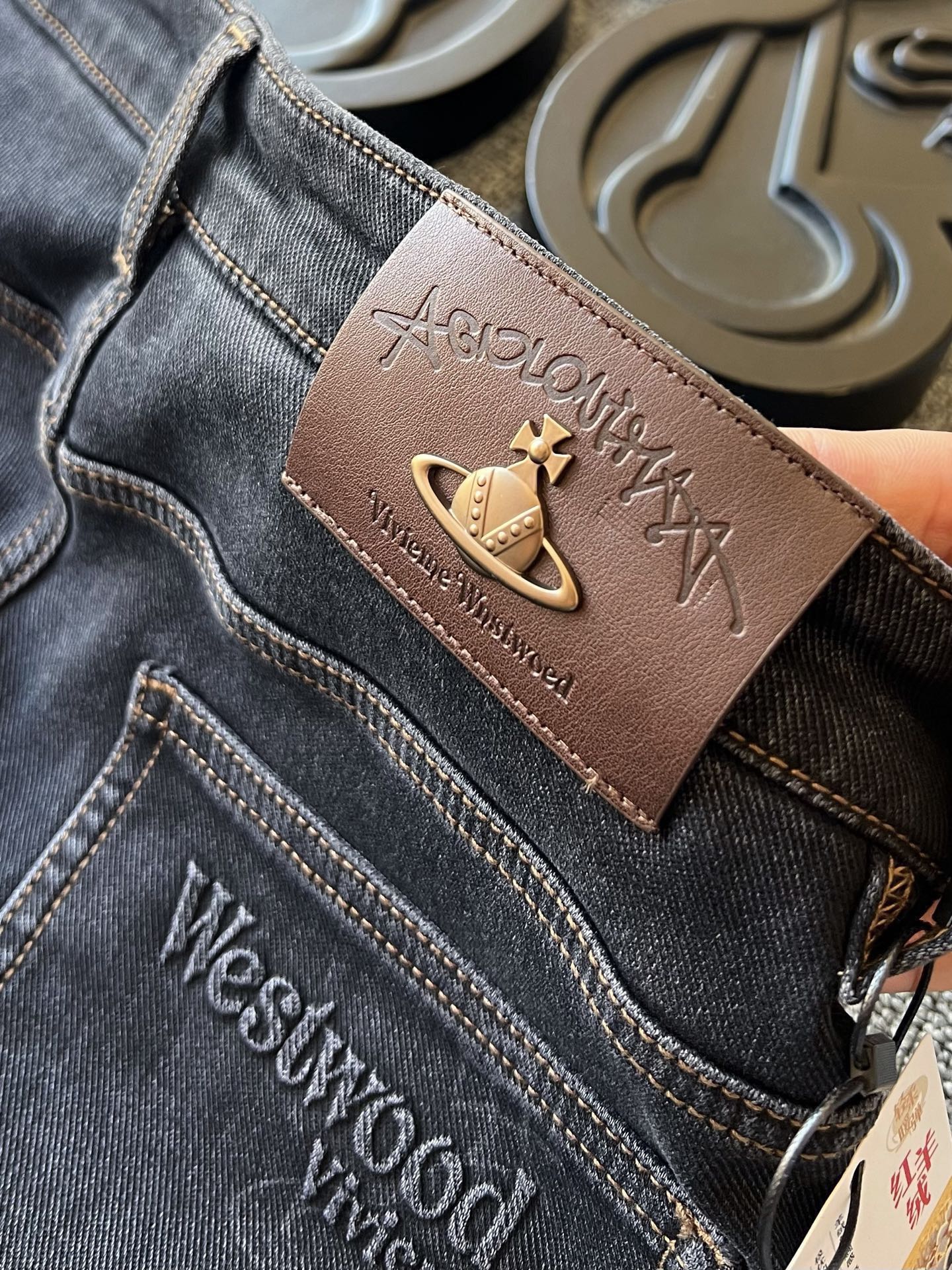 版本🐮货 💰260 顶奢牛仔裤！
💥人气爆款！Vivienne Westwood/西太后专柜新品重工水洗红羊绒牛仔裤！恒隆在售万元级，款号：3271 

西太后家今年优选特级红羊绒牛仔面料，羊绒般的触感，轻蓬柔软，极优的保暖性能，面料舒适让肌肤自由呼吸，促进好睡眠，纯正大自然的天然礼物！

细节数不胜数！西太后家商场新款重工水洗牛仔裤！高端质感的视觉效果，没有过多的磨砂处理，一眼贵的整体高级感！腰口钢印压花凹凸西太后棕色皮标表层嵌入西太后金属标，十分精致！口袋做了3D高频立体凹凸工艺，内里专柜级精湛做工，持久耐穿！

全球首发新品！国内外专柜热销爆款牛仔裤！自穿享受品质，送人价值高！无压力驾驭任何大型商务场合以及高端私人会所！强烈推荐入手！
尺码：30-38