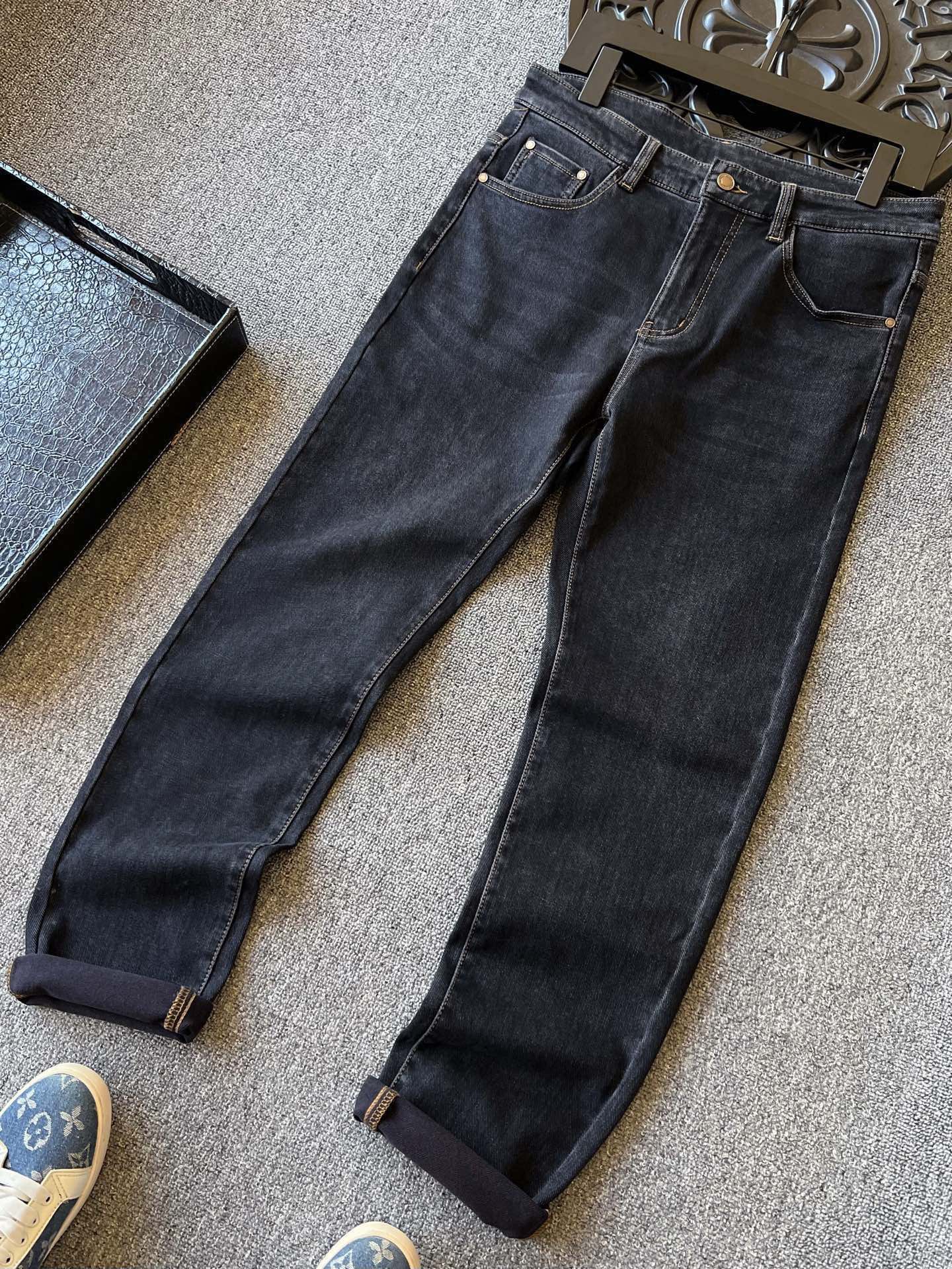 版本🐮货 💰260 顶奢牛仔裤！
💥人气爆款！Vivienne Westwood/西太后专柜新品重工水洗红羊绒牛仔裤！恒隆在售万元级，款号：3271 

西太后家今年优选特级红羊绒牛仔面料，羊绒般的触感，轻蓬柔软，极优的保暖性能，面料舒适让肌肤自由呼吸，促进好睡眠，纯正大自然的天然礼物！

细节数不胜数！西太后家商场新款重工水洗牛仔裤！高端质感的视觉效果，没有过多的磨砂处理，一眼贵的整体高级感！腰口钢印压花凹凸西太后棕色皮标表层嵌入西太后金属标，十分精致！口袋做了3D高频立体凹凸工艺，内里专柜级精湛做工，持久耐穿！

全球首发新品！国内外专柜热销爆款牛仔裤！自穿享受品质，送人价值高！无压力驾驭任何大型商务场合以及高端私人会所！强烈推荐入手！
尺码：30-38