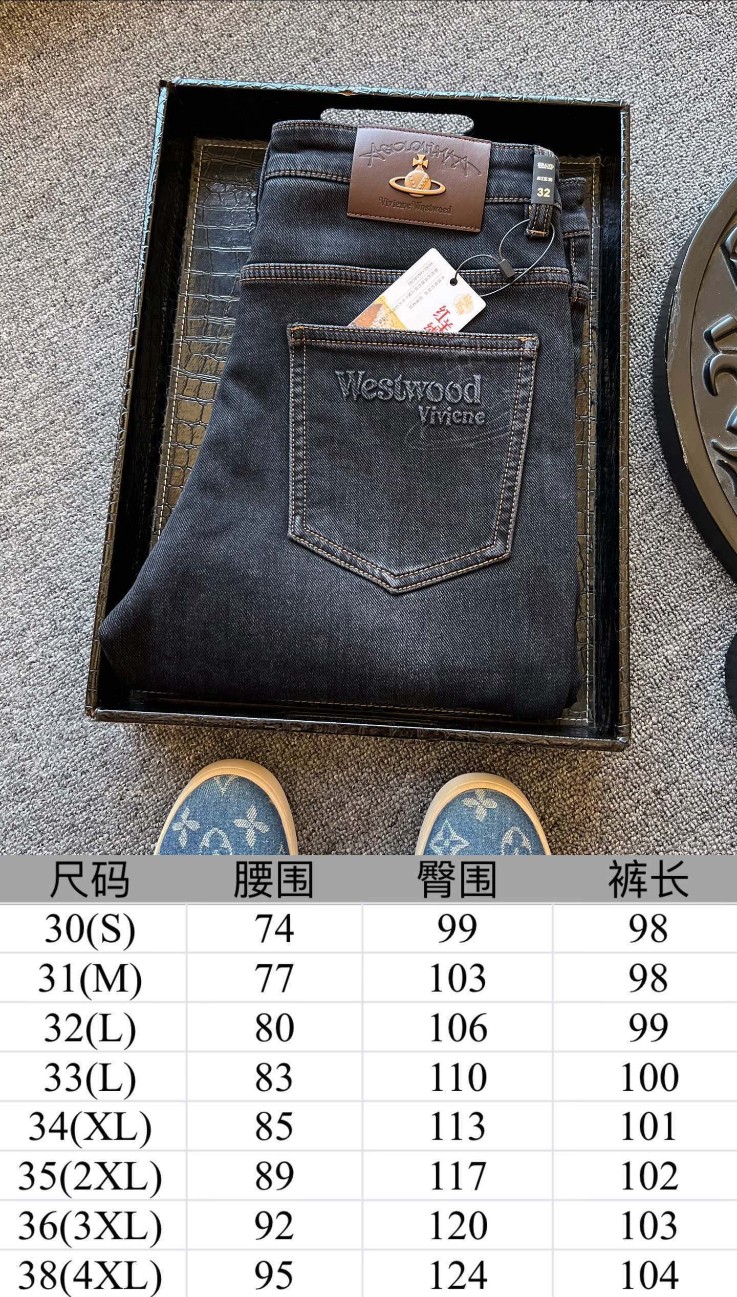 版本🐮货 💰260 顶奢牛仔裤！
💥人气爆款！Vivienne Westwood/西太后专柜新品重工水洗红羊绒牛仔裤！恒隆在售万元级，款号：3271 

西太后家今年优选特级红羊绒牛仔面料，羊绒般的触感，轻蓬柔软，极优的保暖性能，面料舒适让肌肤自由呼吸，促进好睡眠，纯正大自然的天然礼物！

细节数不胜数！西太后家商场新款重工水洗牛仔裤！高端质感的视觉效果，没有过多的磨砂处理，一眼贵的整体高级感！腰口钢印压花凹凸西太后棕色皮标表层嵌入西太后金属标，十分精致！口袋做了3D高频立体凹凸工艺，内里专柜级精湛做工，持久耐穿！

全球首发新品！国内外专柜热销爆款牛仔裤！自穿享受品质，送人价值高！无压力驾驭任何大型商务场合以及高端私人会所！强烈推荐入手！
尺码：30-38