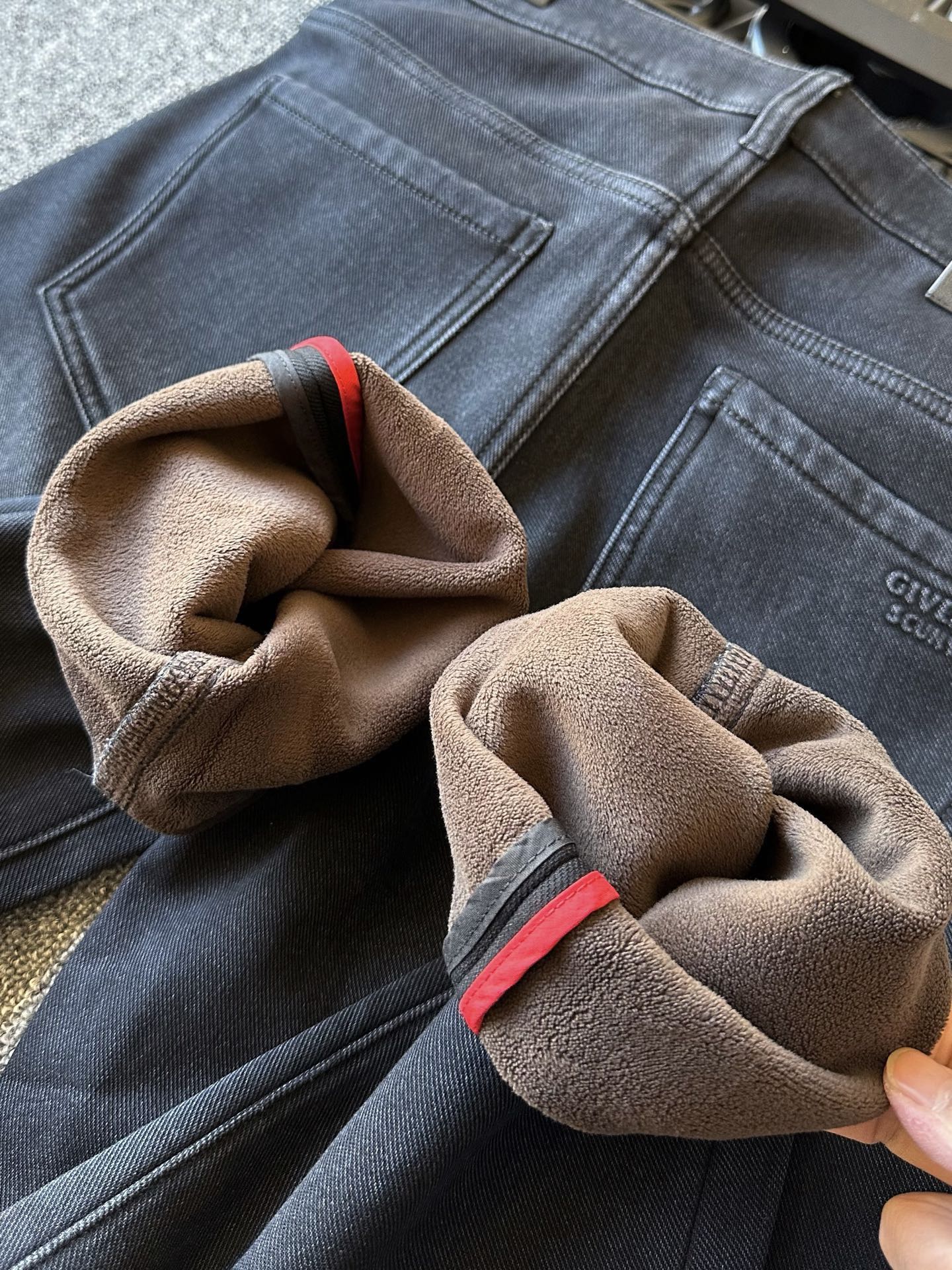 版本🐮货 💰260 顶级高奢加绒牛仔！
💥人气爆款！Burberry/巴宝莉专柜新品战马竹纤维加绒牛仔裤！恒隆在售万元级，款号：8012 

巴宝莉家今年最新竹纤维混纺新疆长绒棉牛仔面料，天然竹纤维触感细腻健康环保，内里做了超柔博奥绒加绒设计，接触肌肤特别舒服！寒冷的清晨上身特别暖心！

细节细节再细节！Burberry家商场新款重工轻奢加绒牛仔裤！特调水洗灰黑色调，简约大气！细微立体打磨工艺，增强立体质感！腰口巴宝莉战马钢印金属皮标！内里红色系高端包边条精湛天花板级做工！

全球首发新品！国内外专柜热销爆款牛仔裤！自穿享受品质，送人价值高！无压力驾驭任何大型商务场合以及高端私人会所！强烈推荐入手！
尺码：30-38