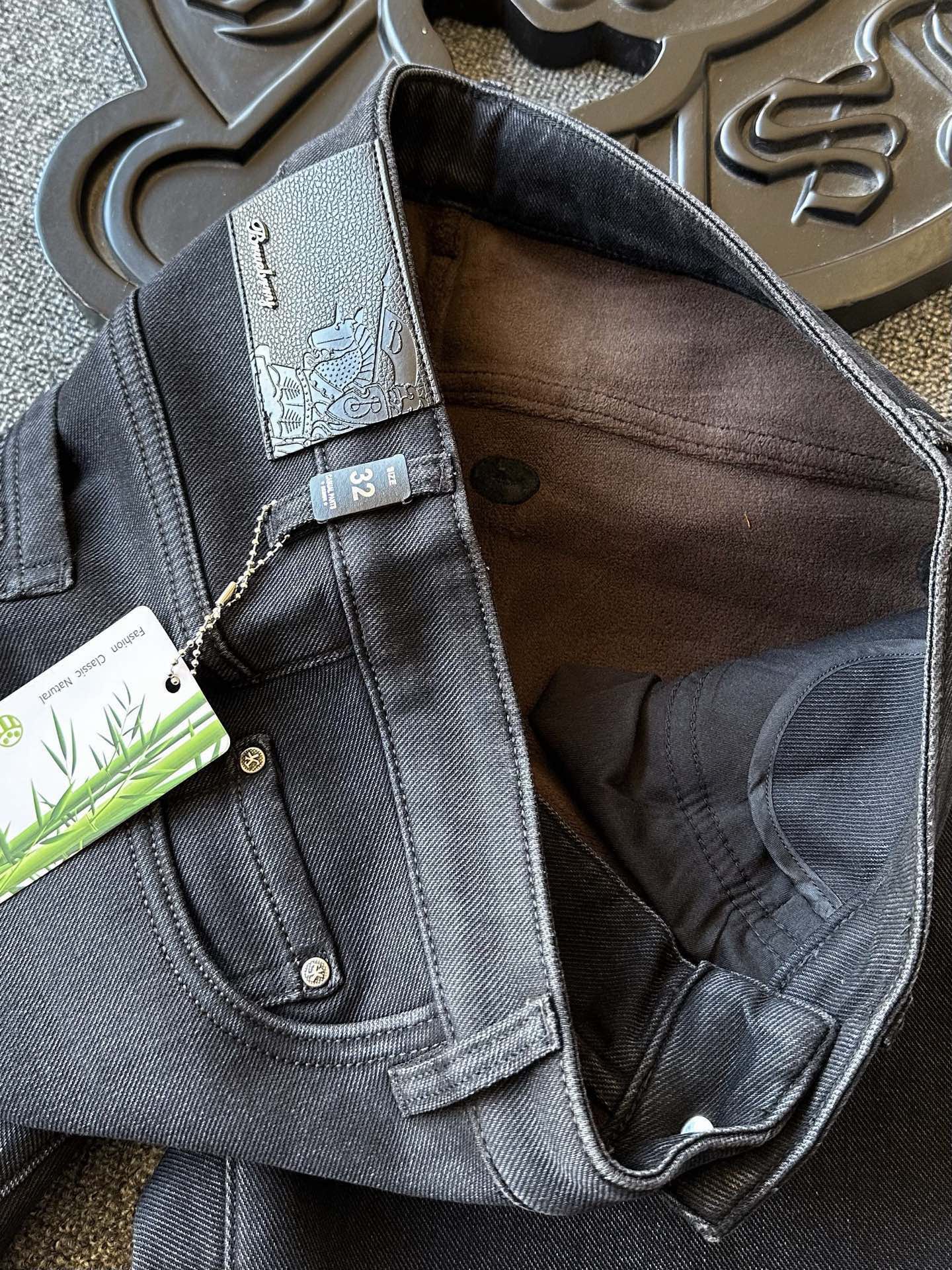 版本🐮货 💰260 顶级高奢加绒牛仔！
💥人气爆款！Burberry/巴宝莉专柜新品战马竹纤维加绒牛仔裤！恒隆在售万元级，款号：8012 

巴宝莉家今年最新竹纤维混纺新疆长绒棉牛仔面料，天然竹纤维触感细腻健康环保，内里做了超柔博奥绒加绒设计，接触肌肤特别舒服！寒冷的清晨上身特别暖心！

细节细节再细节！Burberry家商场新款重工轻奢加绒牛仔裤！特调水洗灰黑色调，简约大气！细微立体打磨工艺，增强立体质感！腰口巴宝莉战马钢印金属皮标！内里红色系高端包边条精湛天花板级做工！

全球首发新品！国内外专柜热销爆款牛仔裤！自穿享受品质，送人价值高！无压力驾驭任何大型商务场合以及高端私人会所！强烈推荐入手！
尺码：30-38