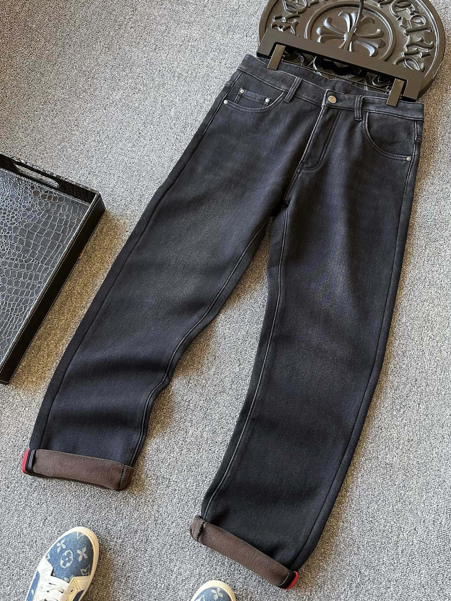 版本🐮货 💰260 顶级高奢加绒牛仔！
💥人气爆款！Burberry/巴宝莉专柜新品战马竹纤维加绒牛仔裤！恒隆在售万元级，款号：8012 

巴宝莉家今年最新竹纤维混纺新疆长绒棉牛仔面料，天然竹纤维触感细腻健康环保，内里做了超柔博奥绒加绒设计，接触肌肤特别舒服！寒冷的清晨上身特别暖心！

细节细节再细节！Burberry家商场新款重工轻奢加绒牛仔裤！特调水洗灰黑色调，简约大气！细微立体打磨工艺，增强立体质感！腰口巴宝莉战马钢印金属皮标！内里红色系高端包边条精湛天花板级做工！

全球首发新品！国内外专柜热销爆款牛仔裤！自穿享受品质，送人价值高！无压力驾驭任何大型商务场合以及高端私人会所！强烈推荐入手！
尺码：30-38