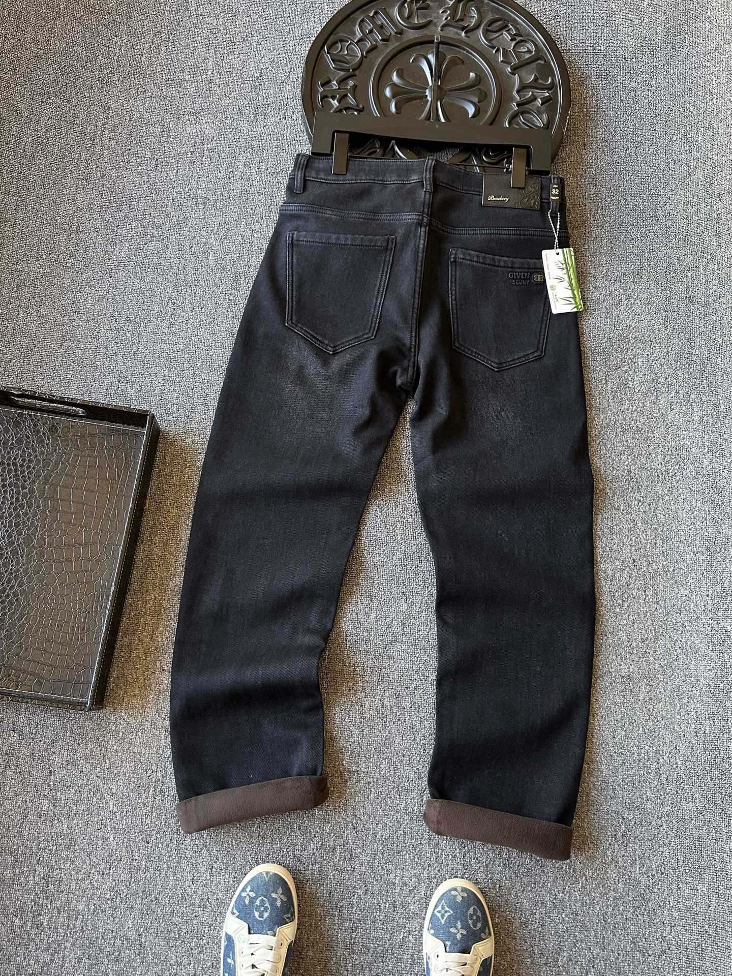 版本🐮货 💰260 顶级高奢加绒牛仔！
💥人气爆款！Burberry/巴宝莉专柜新品战马竹纤维加绒牛仔裤！恒隆在售万元级，款号：8012 

巴宝莉家今年最新竹纤维混纺新疆长绒棉牛仔面料，天然竹纤维触感细腻健康环保，内里做了超柔博奥绒加绒设计，接触肌肤特别舒服！寒冷的清晨上身特别暖心！

细节细节再细节！Burberry家商场新款重工轻奢加绒牛仔裤！特调水洗灰黑色调，简约大气！细微立体打磨工艺，增强立体质感！腰口巴宝莉战马钢印金属皮标！内里红色系高端包边条精湛天花板级做工！

全球首发新品！国内外专柜热销爆款牛仔裤！自穿享受品质，送人价值高！无压力驾驭任何大型商务场合以及高端私人会所！强烈推荐入手！
尺码：30-38