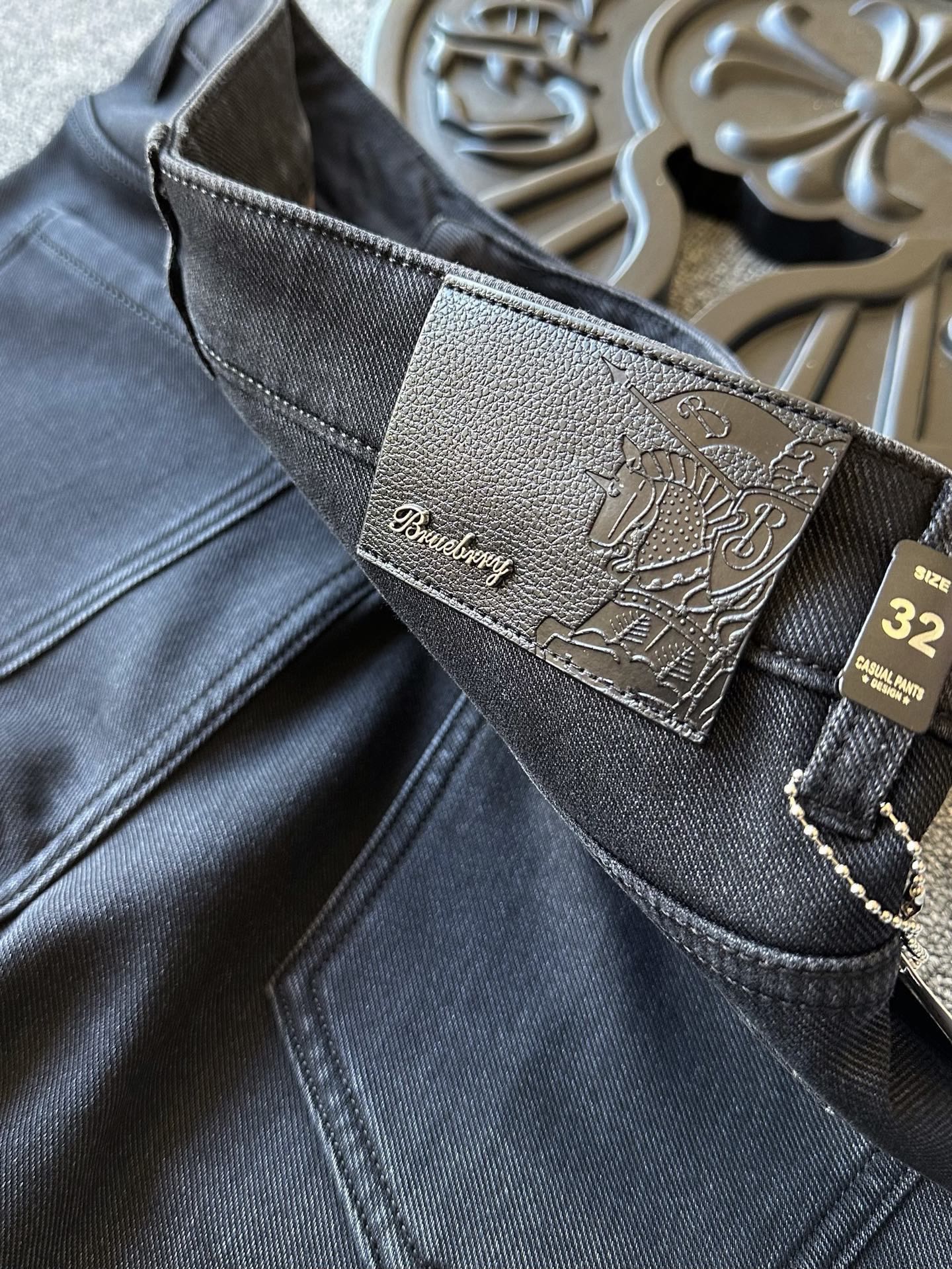 版本🐮货 💰260 顶级高奢加绒牛仔！
💥人气爆款！Burberry/巴宝莉专柜新品战马竹纤维加绒牛仔裤！恒隆在售万元级，款号：8012 

巴宝莉家今年最新竹纤维混纺新疆长绒棉牛仔面料，天然竹纤维触感细腻健康环保，内里做了超柔博奥绒加绒设计，接触肌肤特别舒服！寒冷的清晨上身特别暖心！

细节细节再细节！Burberry家商场新款重工轻奢加绒牛仔裤！特调水洗灰黑色调，简约大气！细微立体打磨工艺，增强立体质感！腰口巴宝莉战马钢印金属皮标！内里红色系高端包边条精湛天花板级做工！

全球首发新品！国内外专柜热销爆款牛仔裤！自穿享受品质，送人价值高！无压力驾驭任何大型商务场合以及高端私人会所！强烈推荐入手！
尺码：30-38