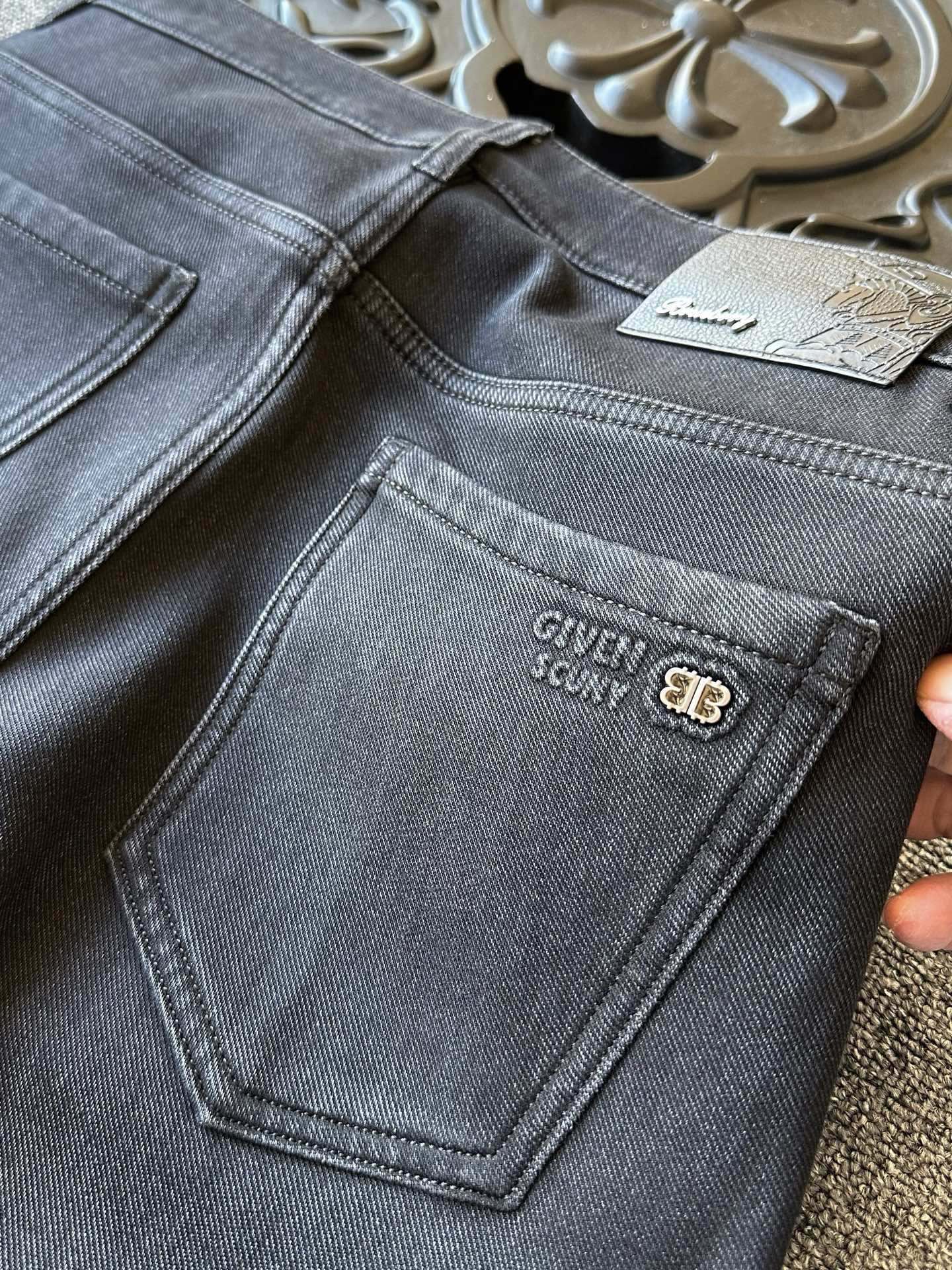 版本🐮货 💰260 顶级高奢加绒牛仔！
💥人气爆款！Burberry/巴宝莉专柜新品战马竹纤维加绒牛仔裤！恒隆在售万元级，款号：8012 

巴宝莉家今年最新竹纤维混纺新疆长绒棉牛仔面料，天然竹纤维触感细腻健康环保，内里做了超柔博奥绒加绒设计，接触肌肤特别舒服！寒冷的清晨上身特别暖心！

细节细节再细节！Burberry家商场新款重工轻奢加绒牛仔裤！特调水洗灰黑色调，简约大气！细微立体打磨工艺，增强立体质感！腰口巴宝莉战马钢印金属皮标！内里红色系高端包边条精湛天花板级做工！

全球首发新品！国内外专柜热销爆款牛仔裤！自穿享受品质，送人价值高！无压力驾驭任何大型商务场合以及高端私人会所！强烈推荐入手！
尺码：30-38