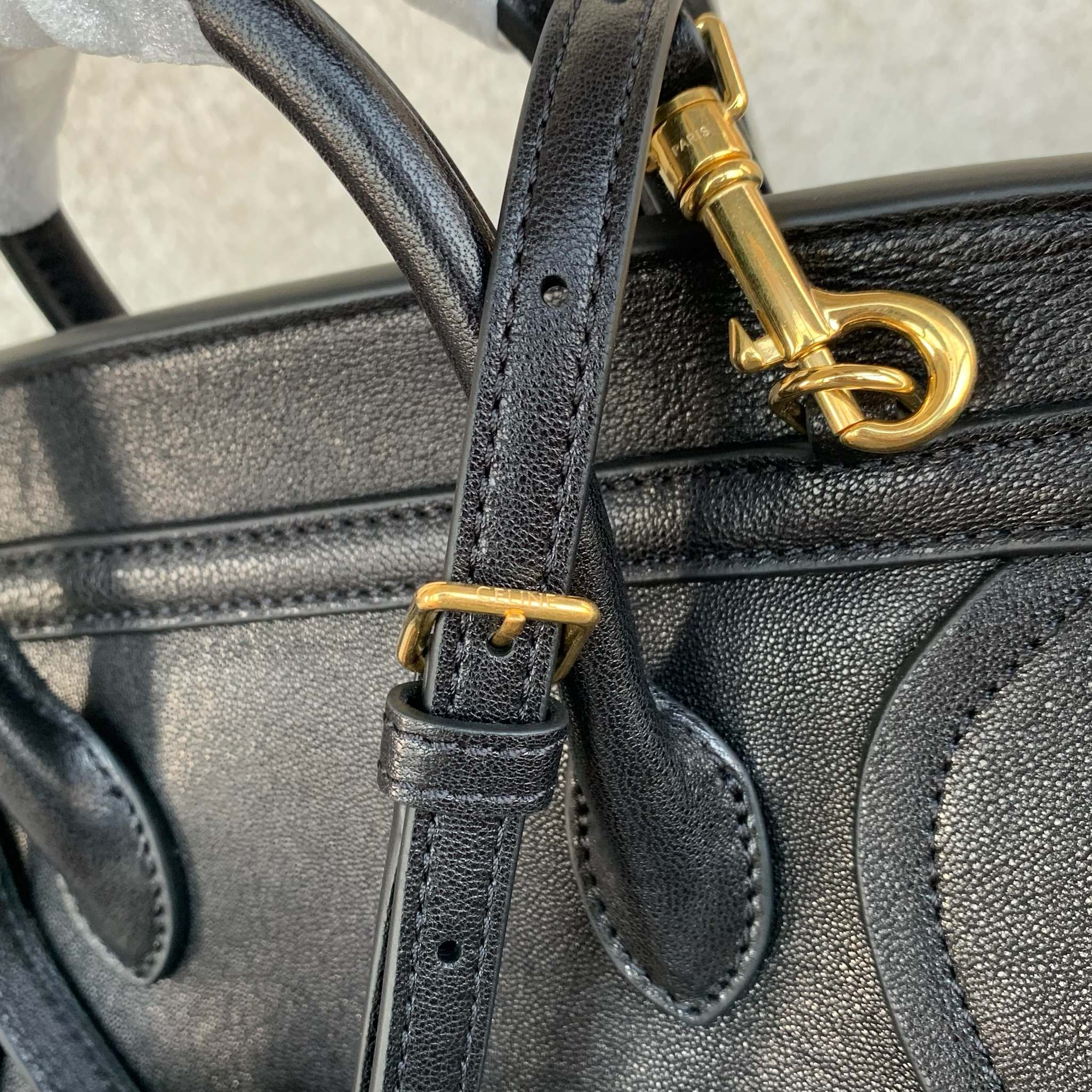 高品质原厂NEW LUGGAGE小号手袋38.5X11.5X16.5厘米)羊皮革牛剖层革衬里金色饰面手提