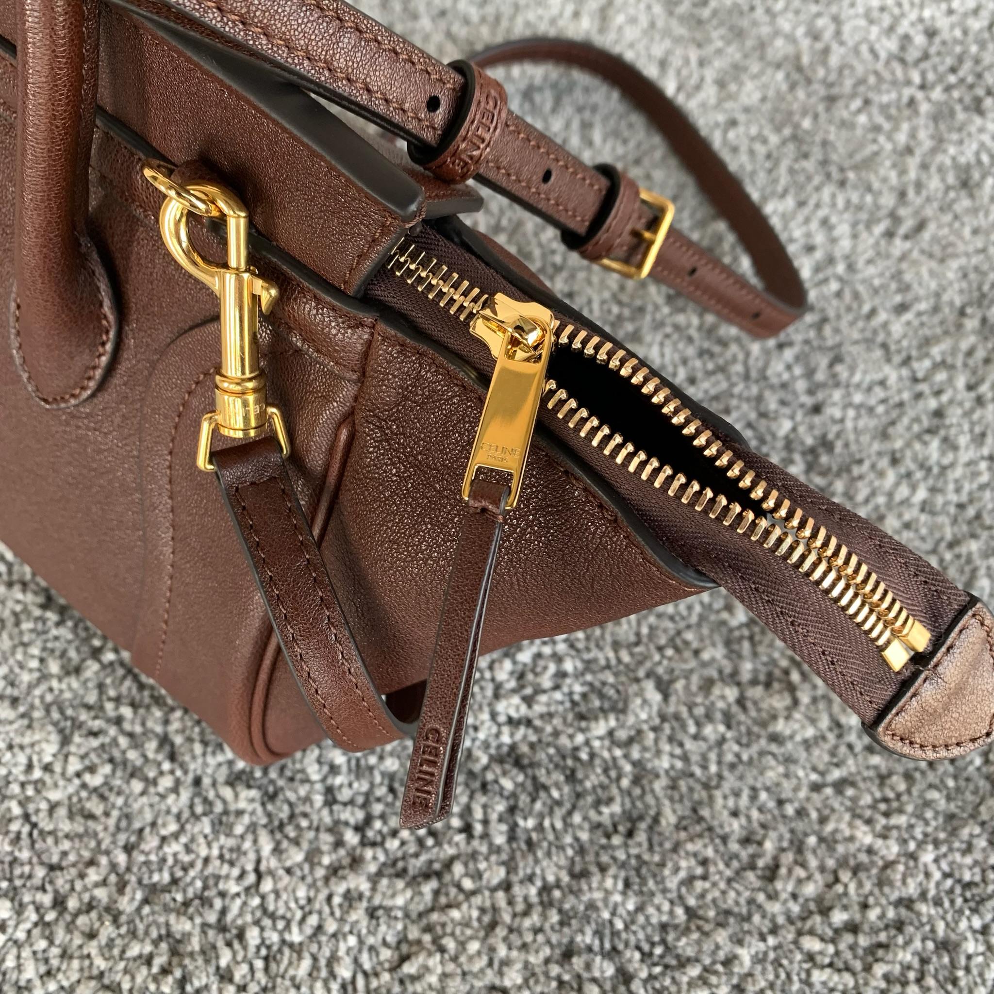 高品质原厂NEW LUGGAGE小号手袋38.5X11.5X16.5厘米)羊皮革牛剖层革衬里金色饰面手提