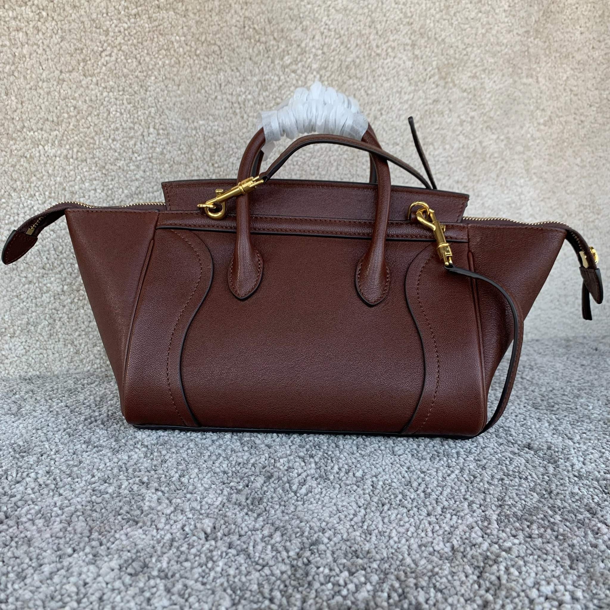 高品质原厂NEW LUGGAGE小号手袋38.5X11.5X16.5厘米)羊皮革牛剖层革衬里金色饰面手提