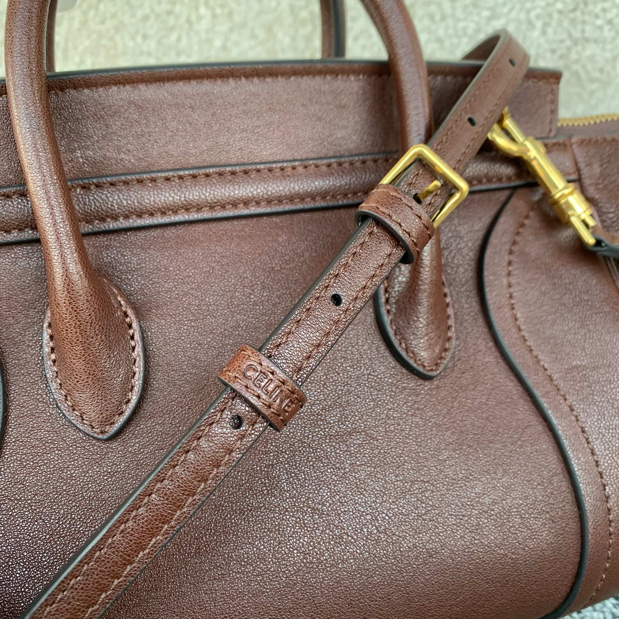 高品质原厂NEW LUGGAGE小号手袋38.5X11.5X16.5厘米)羊皮革牛剖层革衬里金色饰面手提