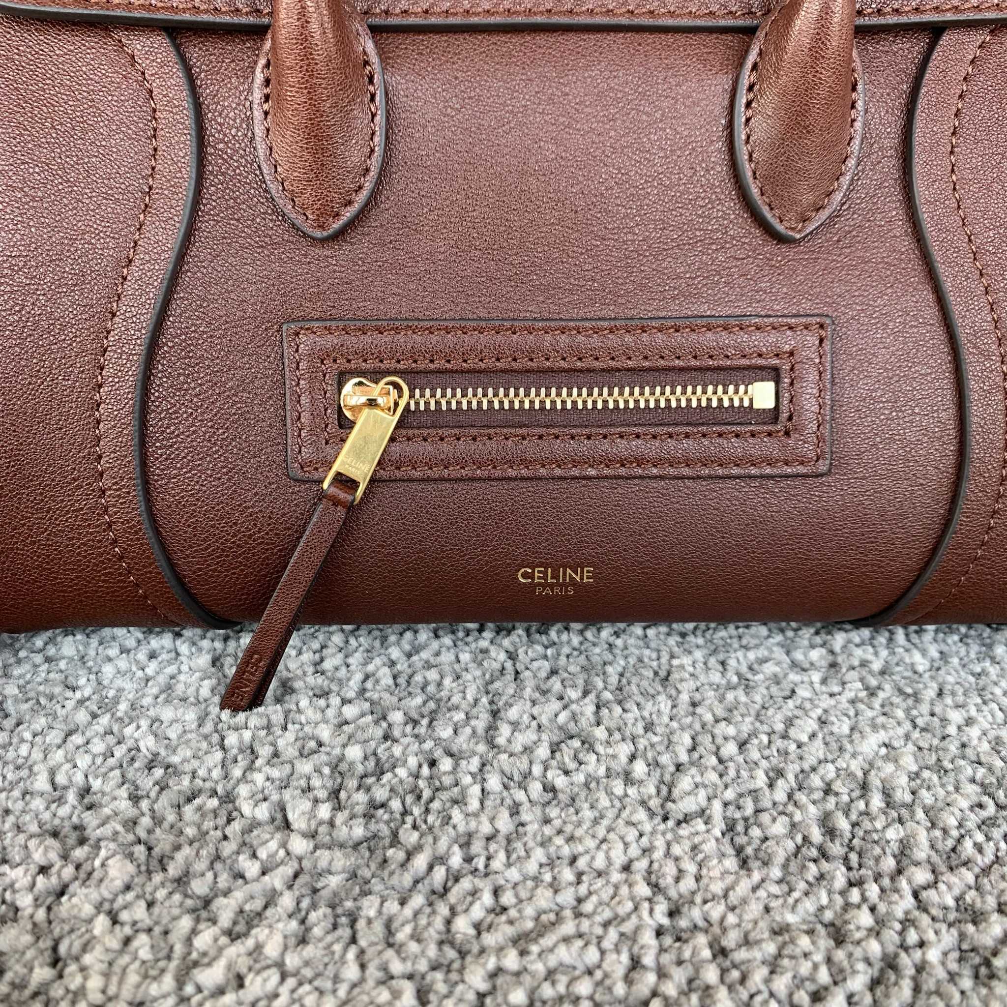 高品质原厂NEW LUGGAGE小号手袋38.5X11.5X16.5厘米)羊皮革牛剖层革衬里金色饰面手提