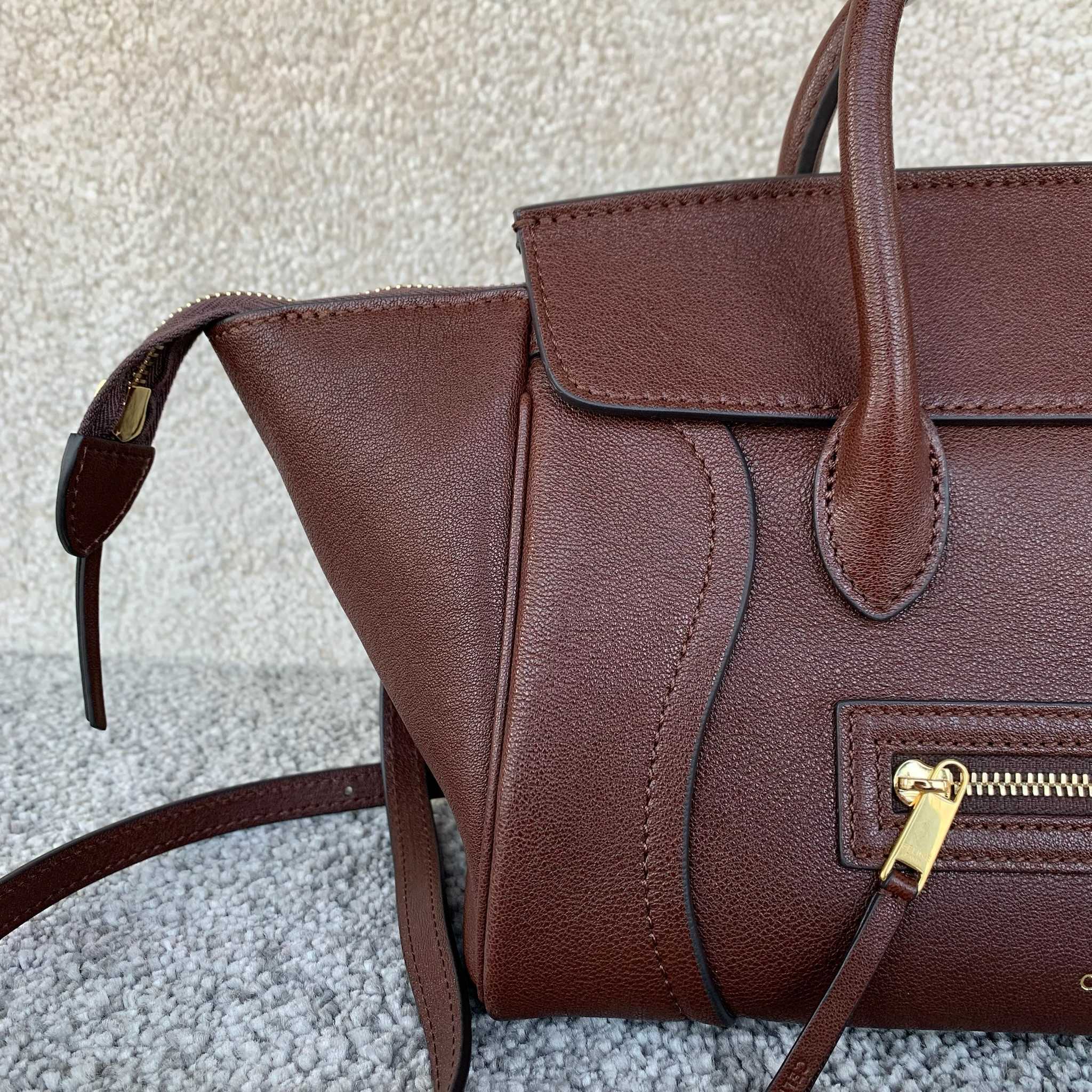 高品质原厂NEW LUGGAGE小号手袋38.5X11.5X16.5厘米)羊皮革牛剖层革衬里金色饰面手提