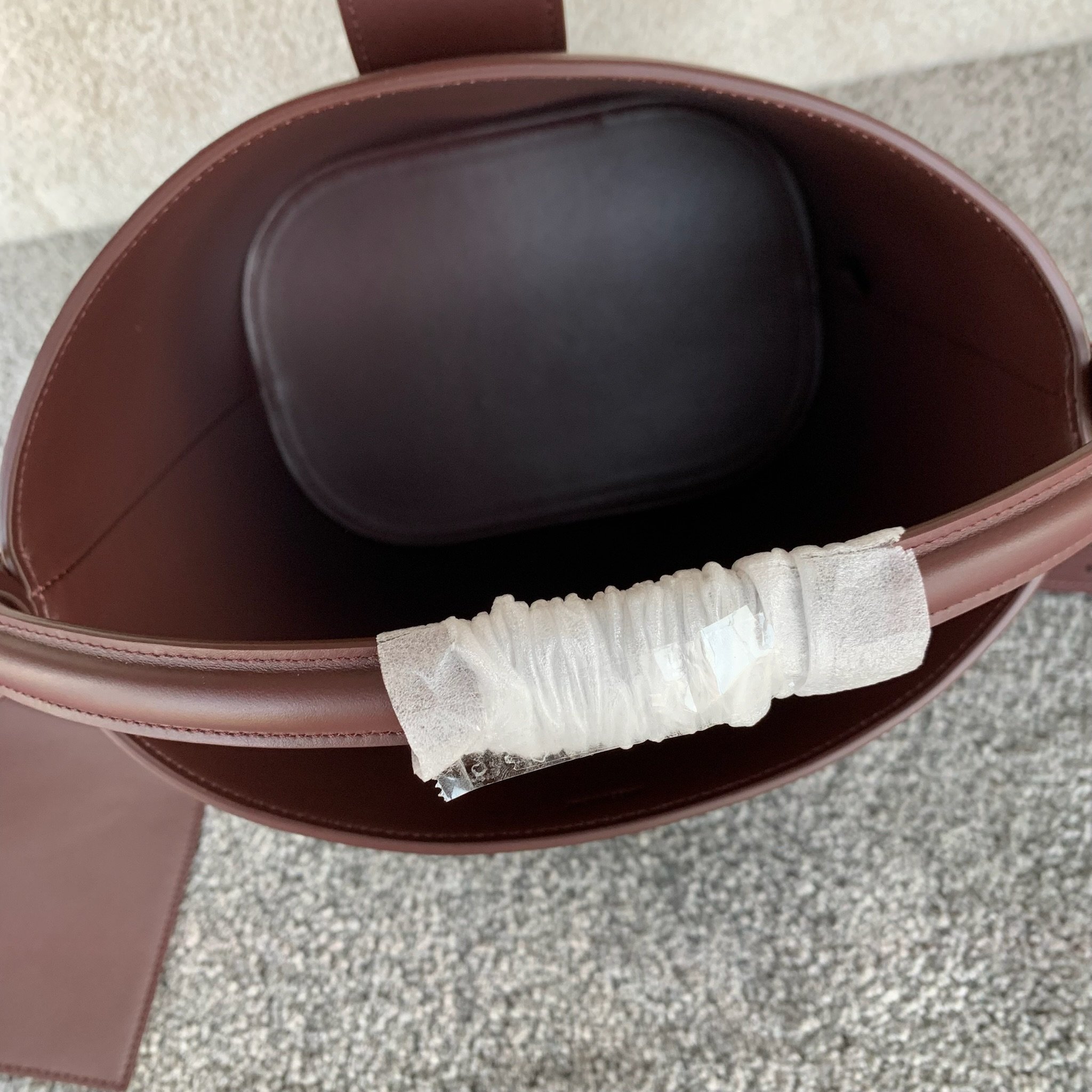 LOUISE中号光滑牛皮革手袋，28X24X16厘米，牛皮革，羊皮革衬里金色饰面，手提、肩背和斜挎，皮革