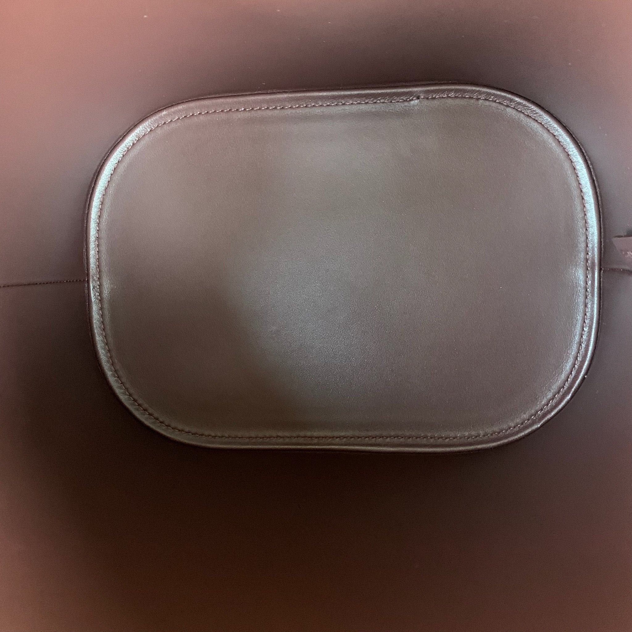 LOUISE中号光滑牛皮革手袋，28X24X16厘米，牛皮革，羊皮革衬里金色饰面，手提、肩背和斜挎，皮革