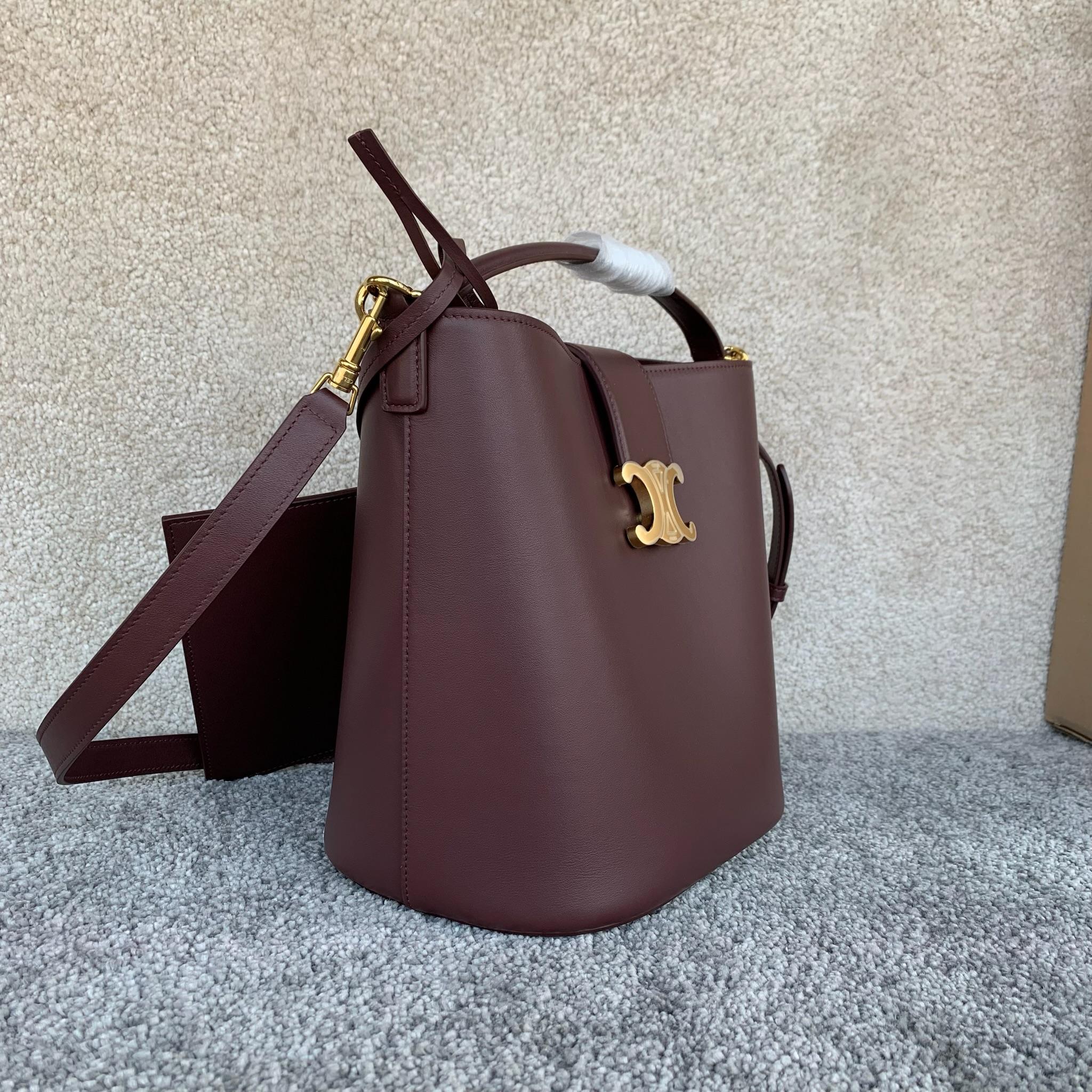 LOUISE中号光滑牛皮革手袋，28X24X16厘米，牛皮革，羊皮革衬里金色饰面，手提、肩背和斜挎，皮革