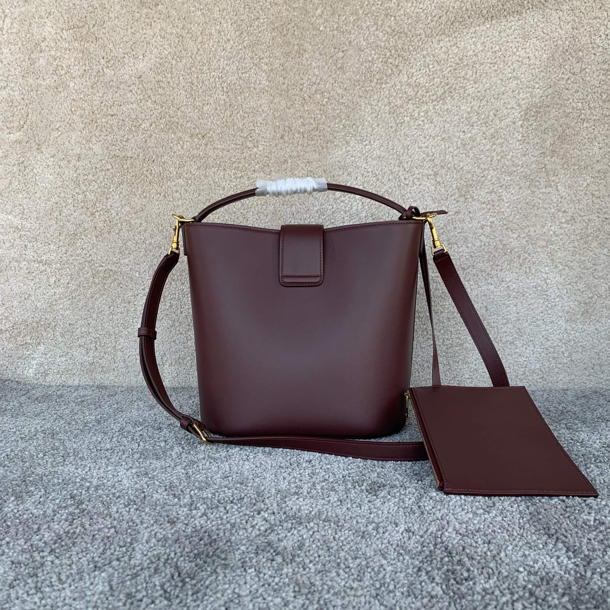 LOUISE中号光滑牛皮革手袋，28X24X16厘米，牛皮革，羊皮革衬里金色饰面，手提、肩背和斜挎，皮革