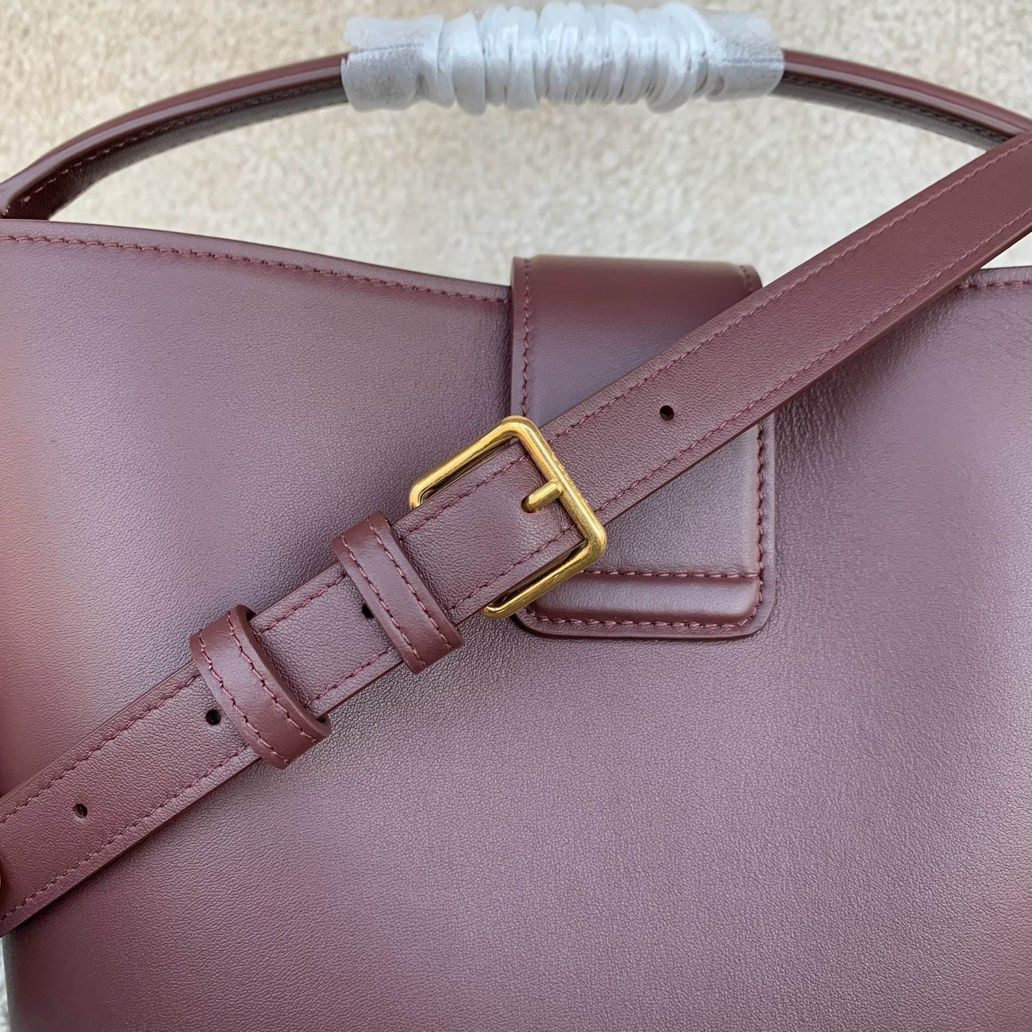 LOUISE中号光滑牛皮革手袋，28X24X16厘米，牛皮革，羊皮革衬里金色饰面，手提、肩背和斜挎，皮革