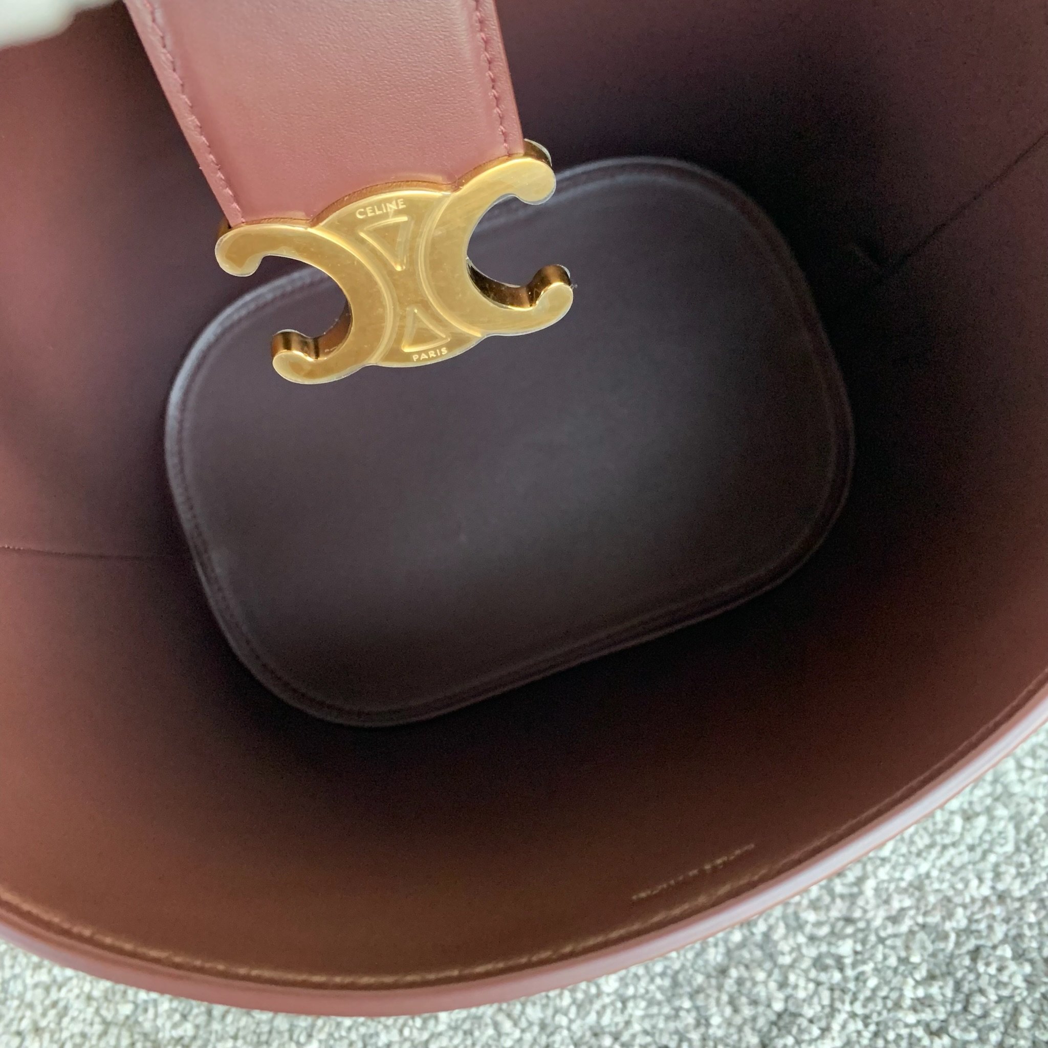 LOUISE中号光滑牛皮革手袋，28X24X16厘米，牛皮革，羊皮革衬里金色饰面，手提、肩背和斜挎，皮革